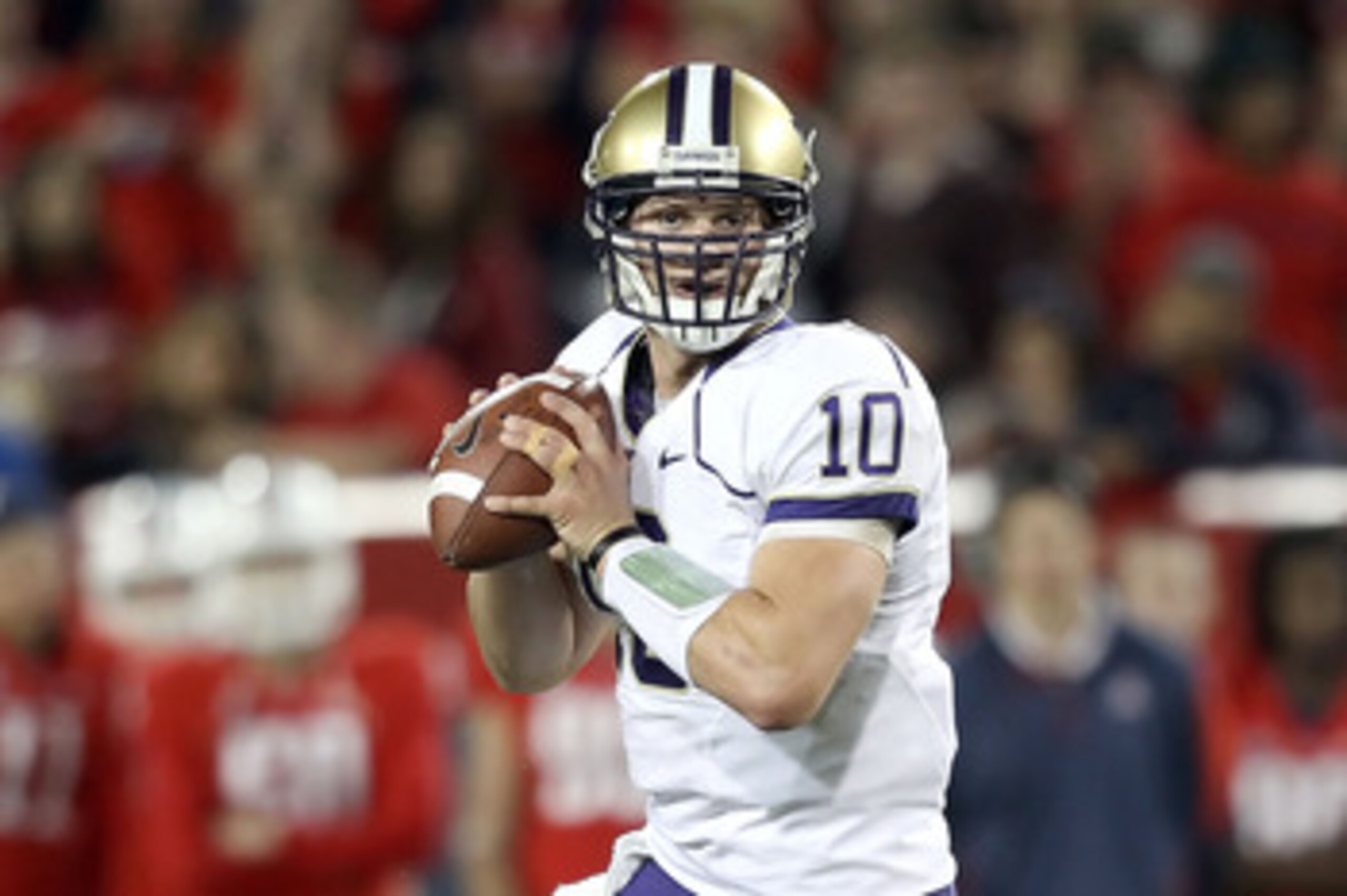TUCSON, AZ - OCTOBER 23:  Quarterback Jake Locker #10 of the Washington Huskies drops back to pass during the college football game against the Arizona Wildcats at Arizona Stadium on October 23, 2010 in Tucson, Arizona. The Wildcats defeated the Huskies 4