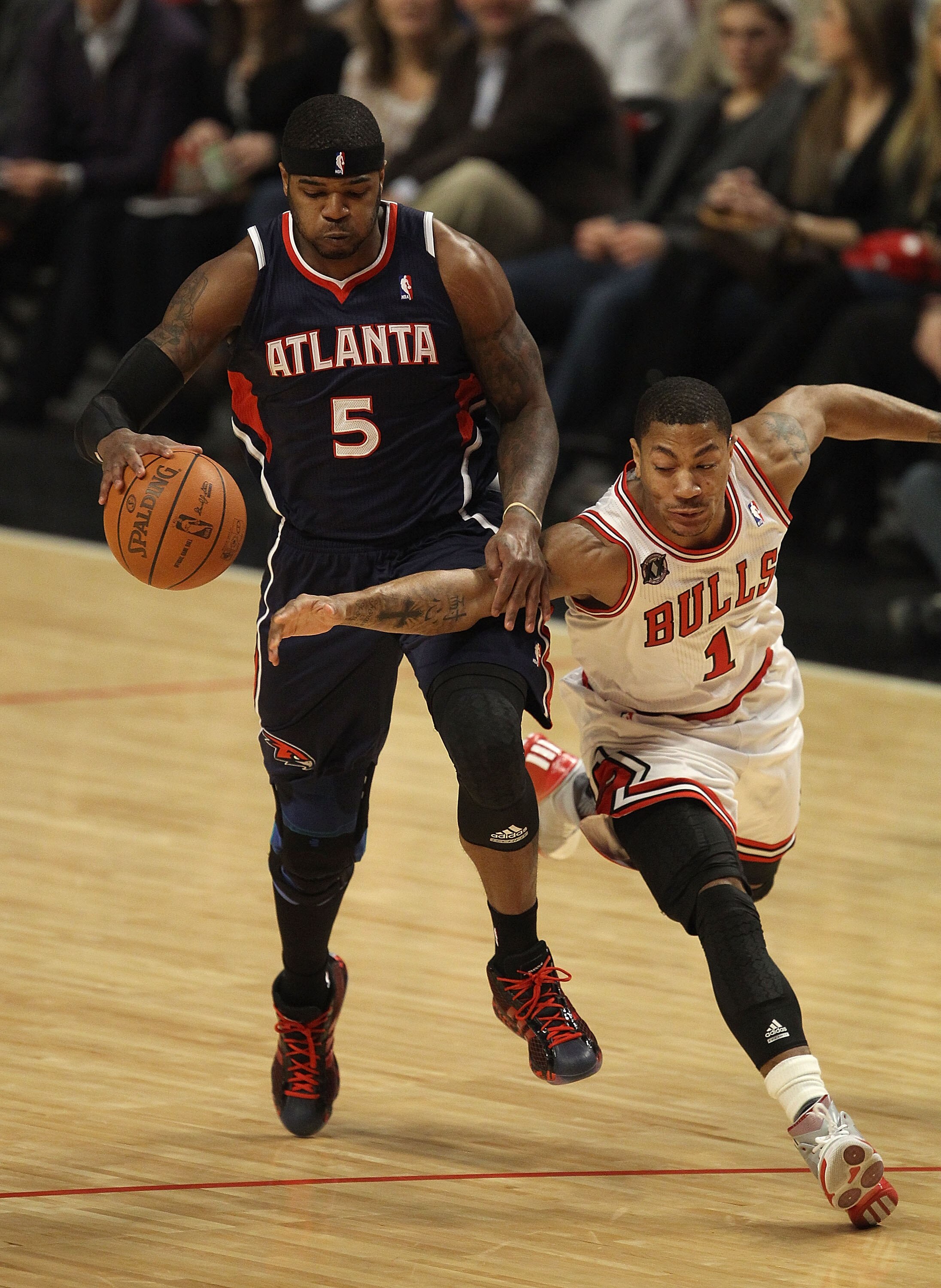 CHICAGO, IL - MARCH 11: Derrick Rose #1 of the Chicago Bulls tries to knock the ball away from Josh Smith #5 of the Atlanta Hawks at the United Center on March 11, 2011 in Chicago, Illinois. NOTE TO USER: User expressly acknowledges and agrees that, by do
