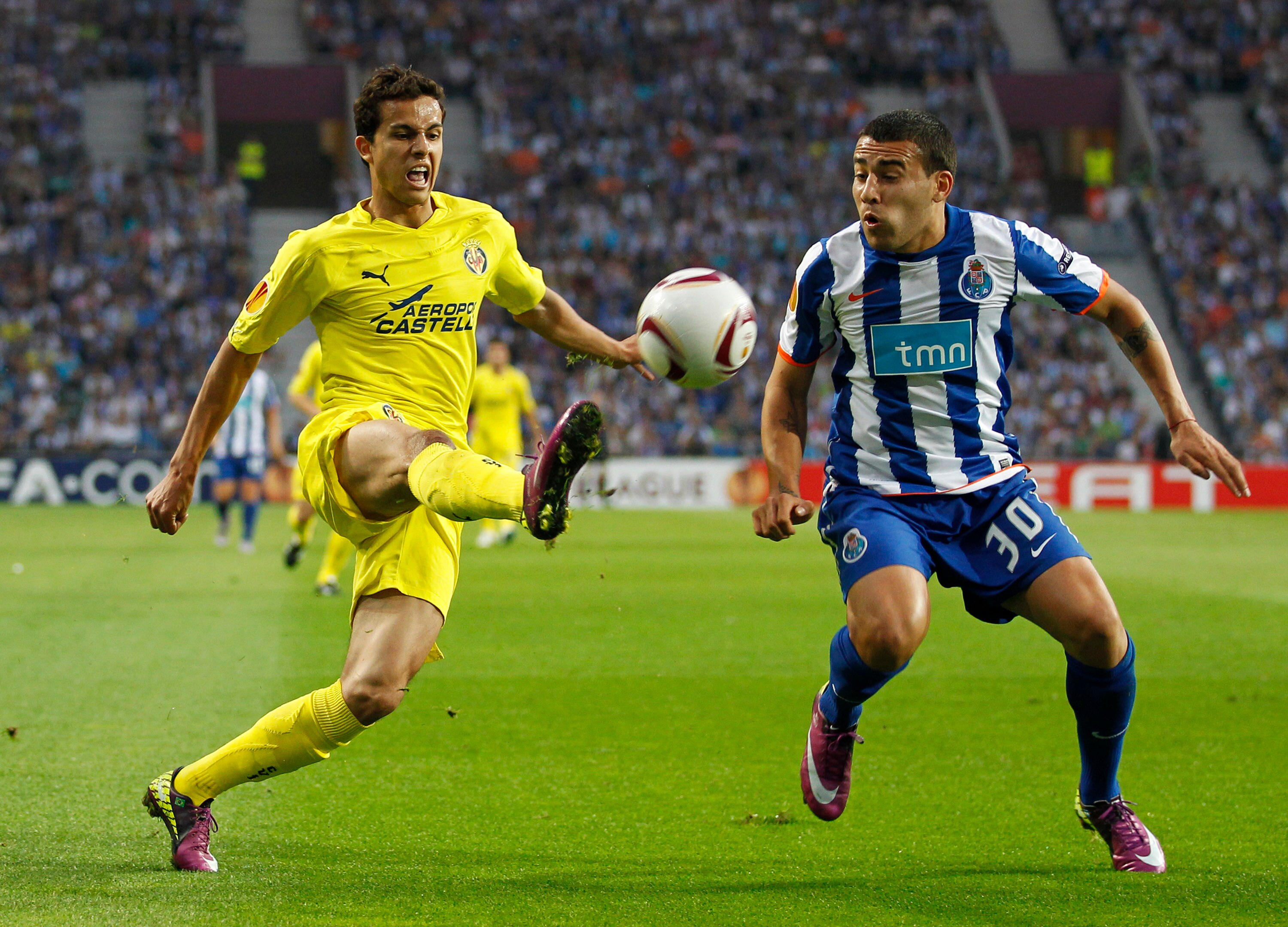 PORTO, PORTUGAL - APRIL 28: Nilmar da Silva of Villarreal duels for the ball with  Nicolas Otamendi of FC Porto during the UEFA Europa League semi final first leg match between FC Porto and Villarreal at Estadio do Dragao on April 28, 2011 in Porto, Portu