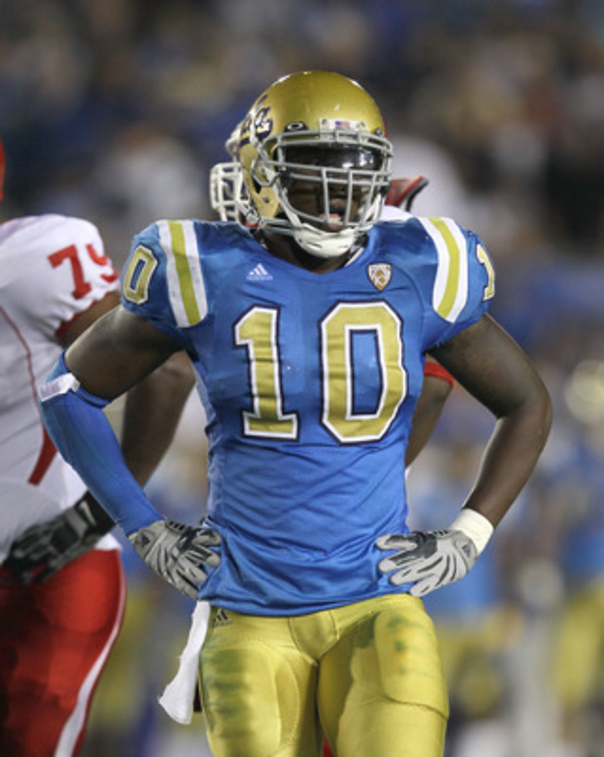 PASADENA, CA - SEPTEMBER 18:  Linebacker Akeem Ayers #10 of the UCLA Bruins in the game with the Houston Cougars at the Rose Bowl on September 18, 2010 in Pasadena, California.  UCLA won 31-13.  (Photo by Stephen Dunn/Getty Images)