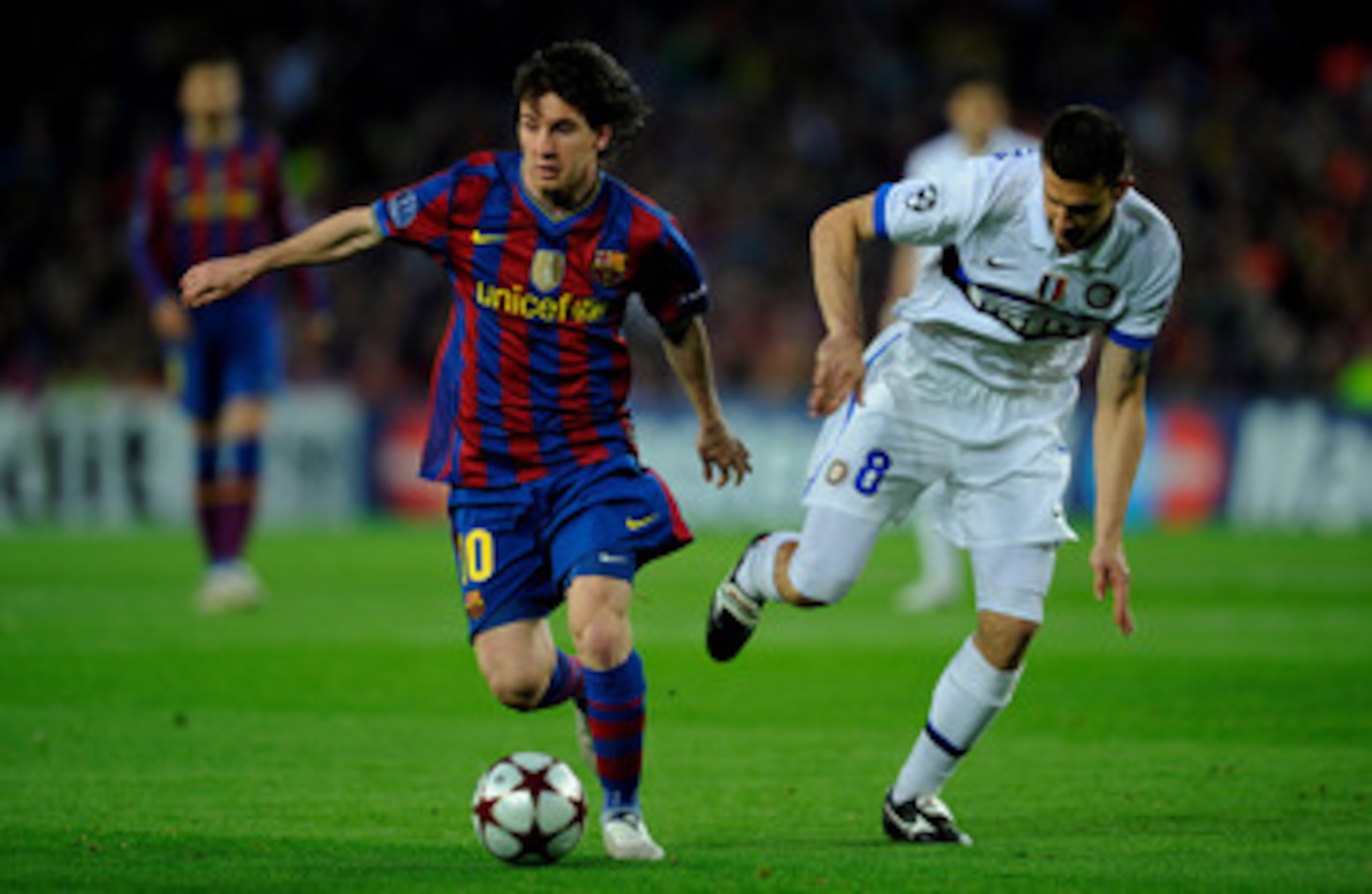 BARCELONA, SPAIN - APRIL 28: Lionel Messi of Barcelona battles Thiago Motta of Inter Milan during the UEFA Champions League Semi Final Second Leg match between Barcelona and Inter Milan at Camp Nou on April 28, 2010 in Barcelona, Spain. (Photo by Michae BARCELONA, SPAIN - APRIL 28: Lionel Messi of Barcelona battles Thiago Motta of Inter Milan during the UEFA Champions League Semi Final Second Leg match between Barcelona and Inter Milan at Camp Nou on April 28, 2010 in Barcelona, Spain. (Photo by Michae