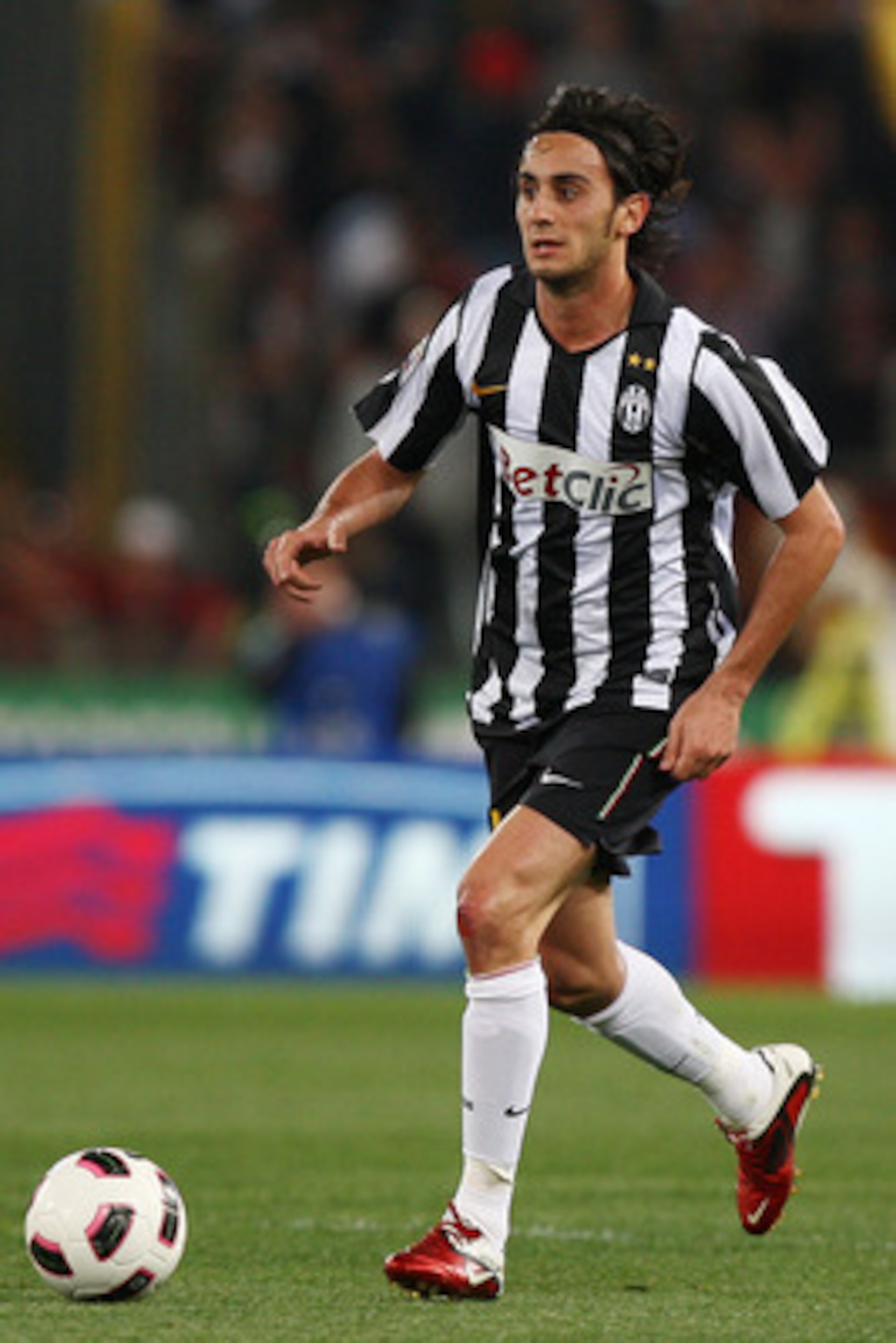 ROME, ITALY - APRIL 03:  Alberto Aquilani of Juventus FC in action during the Serie A match between AS Roma and Juventus FC at Stadio Olimpico on April 3, 2011 in Rome, Italy.  (Photo by Paolo Bruno/Getty Images)
