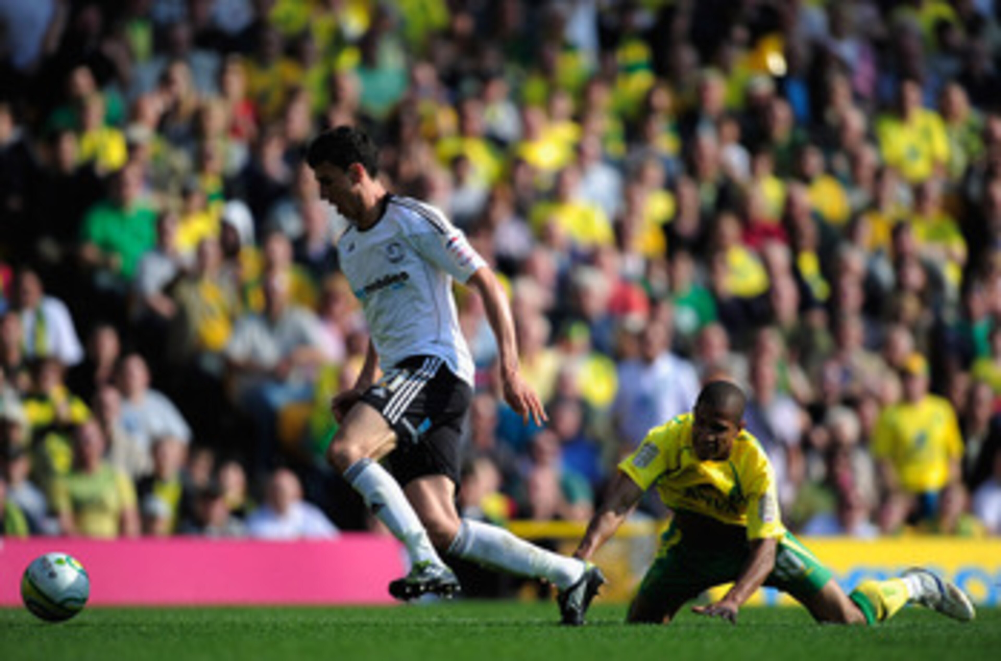 NORWICH, ENGLAND - APRIL 25: Simeon Jackson of Norwich City battles with Daniel Ayala of Derby County during the npower Championship match between Norwich City and Derby County at Carrow Road on April 25, 2011 in Norwich, England. (Photo by Jamie McDona NORWICH, ENGLAND - APRIL 25: Simeon Jackson of Norwich City battles with Daniel Ayala of Derby County during the npower Championship match between Norwich City and Derby County at Carrow Road on April 25, 2011 in Norwich, England. (Photo by Jamie McDona