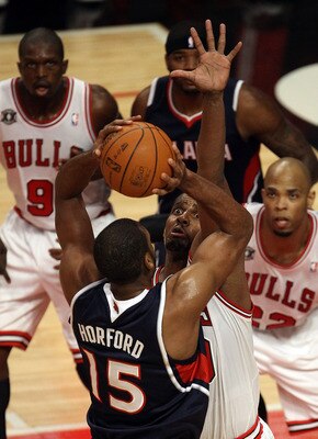 CHICAGO, IL - MARCH 11: Kurt Thomas #40 of the Chicago Bulls defends against Al Horford #15 of the Atlanta Hawks at the United Center on March 11, 2011 in Chicago, Illinois. The Bulls defeated the Hawks 94-76. NOTE TO USER: User expressly acknowledges and