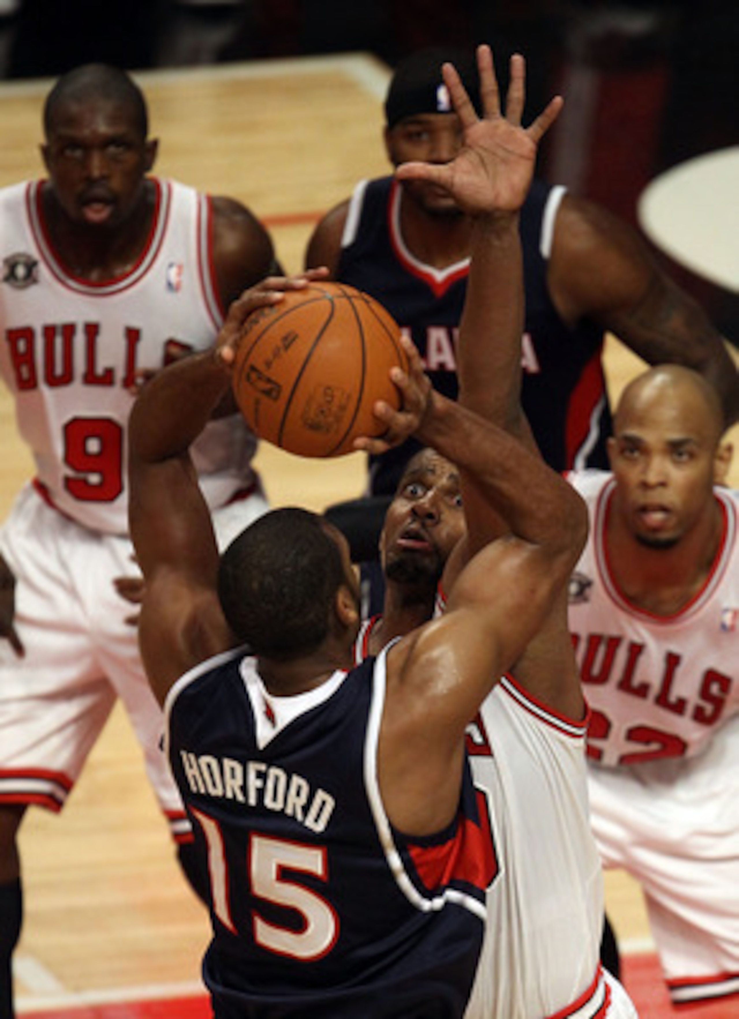 CHICAGO, IL - MARCH 11: Kurt Thomas #40 of the Chicago Bulls defends against Al Horford #15 of the Atlanta Hawks at the United Center on March 11, 2011 in Chicago, Illinois. The Bulls defeated the Hawks 94-76. NOTE TO USER: User expressly acknowledges and