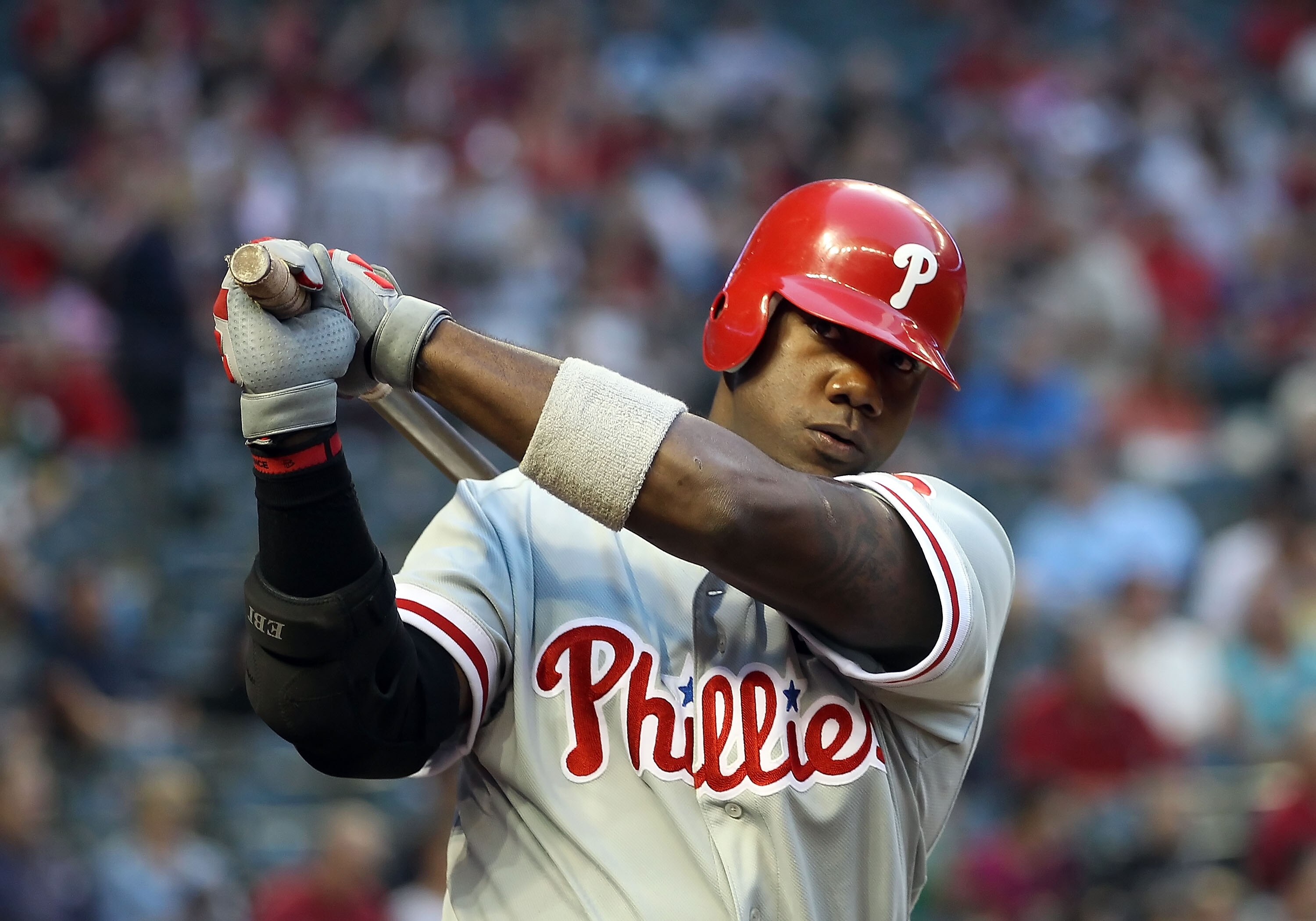 PHOENIX, AZ - APRIL 26:  Ryan Howard #6 of the Philadelphia Phillies warms up on deck during the Major League Baseball game against the Arizona Diamondbacks at Chase Field on April 26, 2011 in Phoenix, Arizona.  The Diamondbacks defeated the Phillies 7-5.