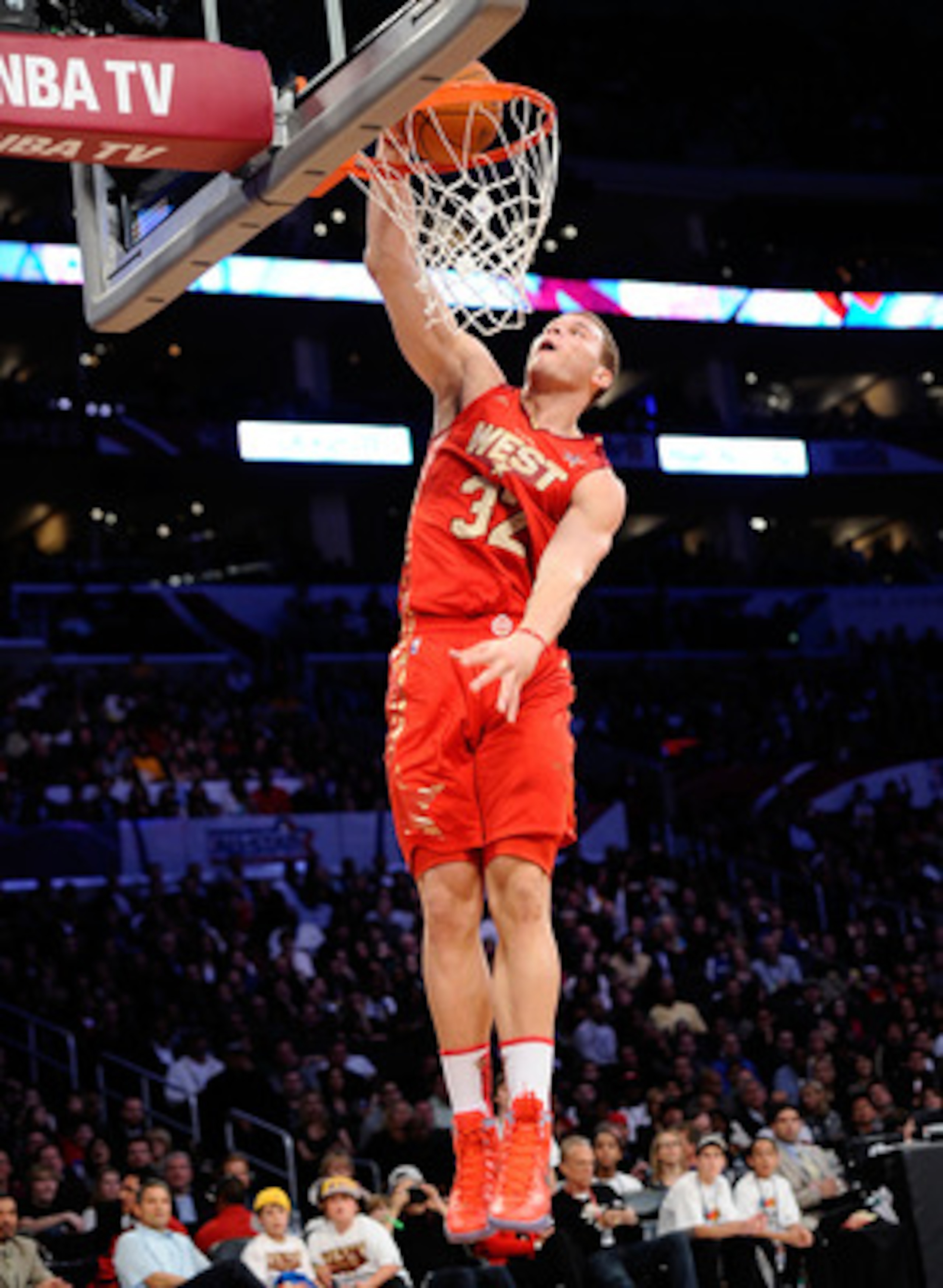 LOS ANGELES, CA - FEBRUARY 20:  Blake Griffin #32 of the Los Angeles Clippers and the Western Conference dunks the ball in the second half in the 2011 NBA All-Star Game at Staples Center on February 20, 2011 in Los Angeles, California. NOTE TO USER: User 