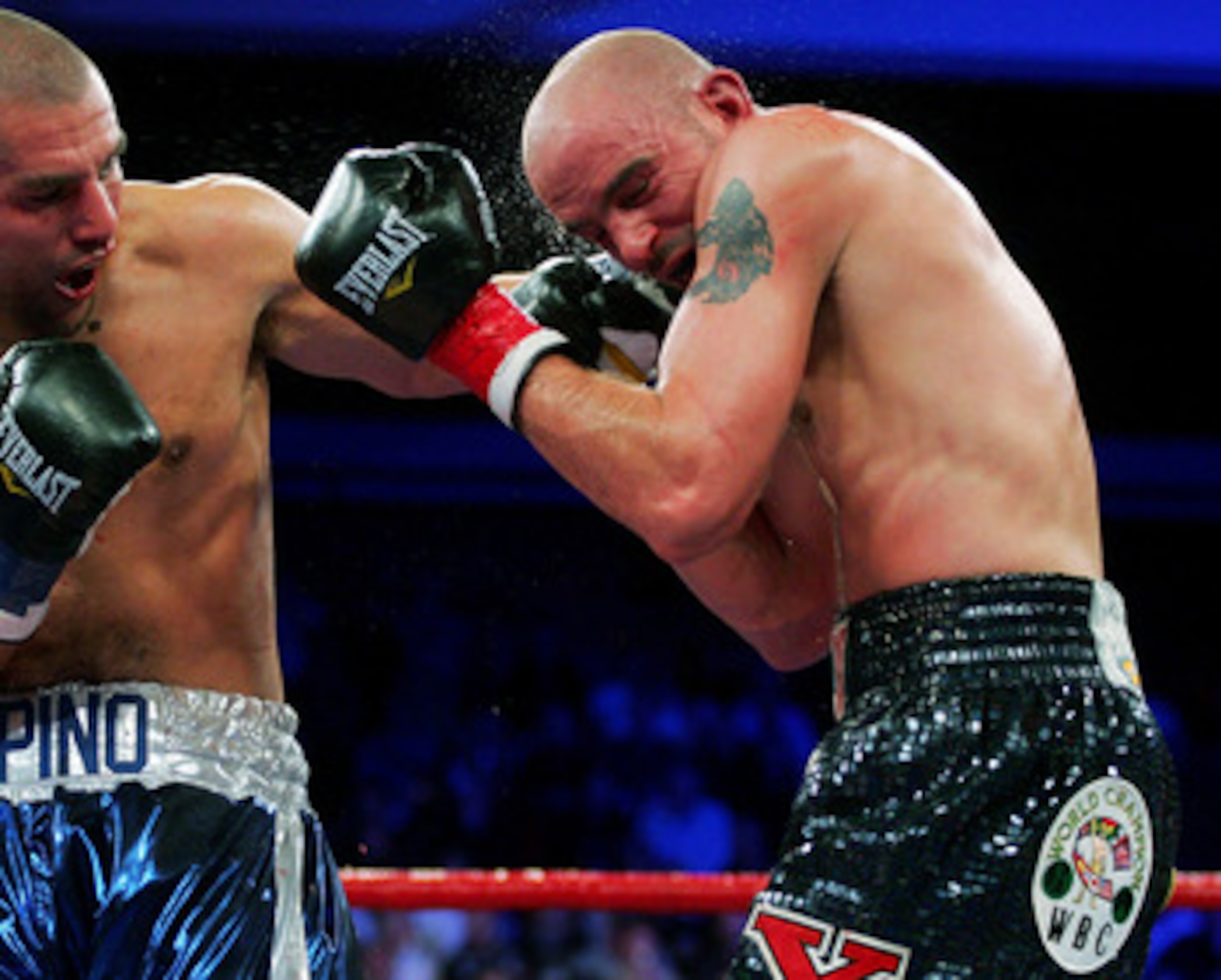 YOUNGSTOWN, OH - DECEMBER 19:  Kelly Pavlik (R) fights against Miguel Espino during their match at the Beeghly Center on December 19, 2009 in Youngstown, Ohio.  (Photo by Jared Wickerham/Getty Images)