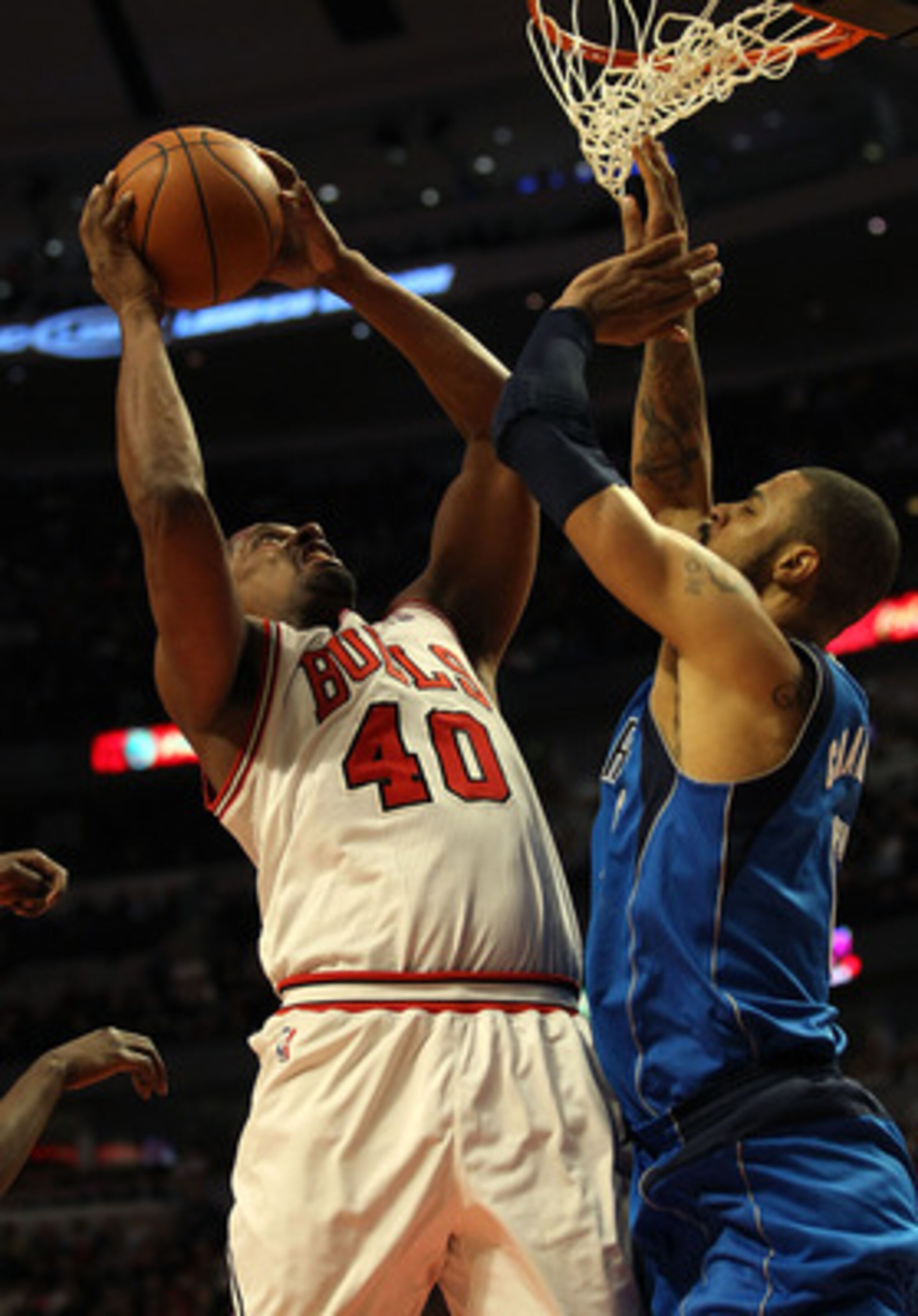 CHICAGO, IL - JANUARY 20: Kurt Thomas #40 of the Chicago Bulls goes up for a shot against Tyson Chandler #6 of the Dallas Mavericks at the United Center on January 20, 2011 in Chicago, Illinois. The Bulls defeated the Mavericks 82-77. NOTE TO USER: User e CHICAGO, IL - JANUARY 20: Kurt Thomas #40 of the Chicago Bulls goes up for a shot against Tyson Chandler #6 of the Dallas Mavericks at the United Center on January 20, 2011 in Chicago, Illinois. The Bulls defeated the Mavericks 82-77. NOTE TO USER: User e