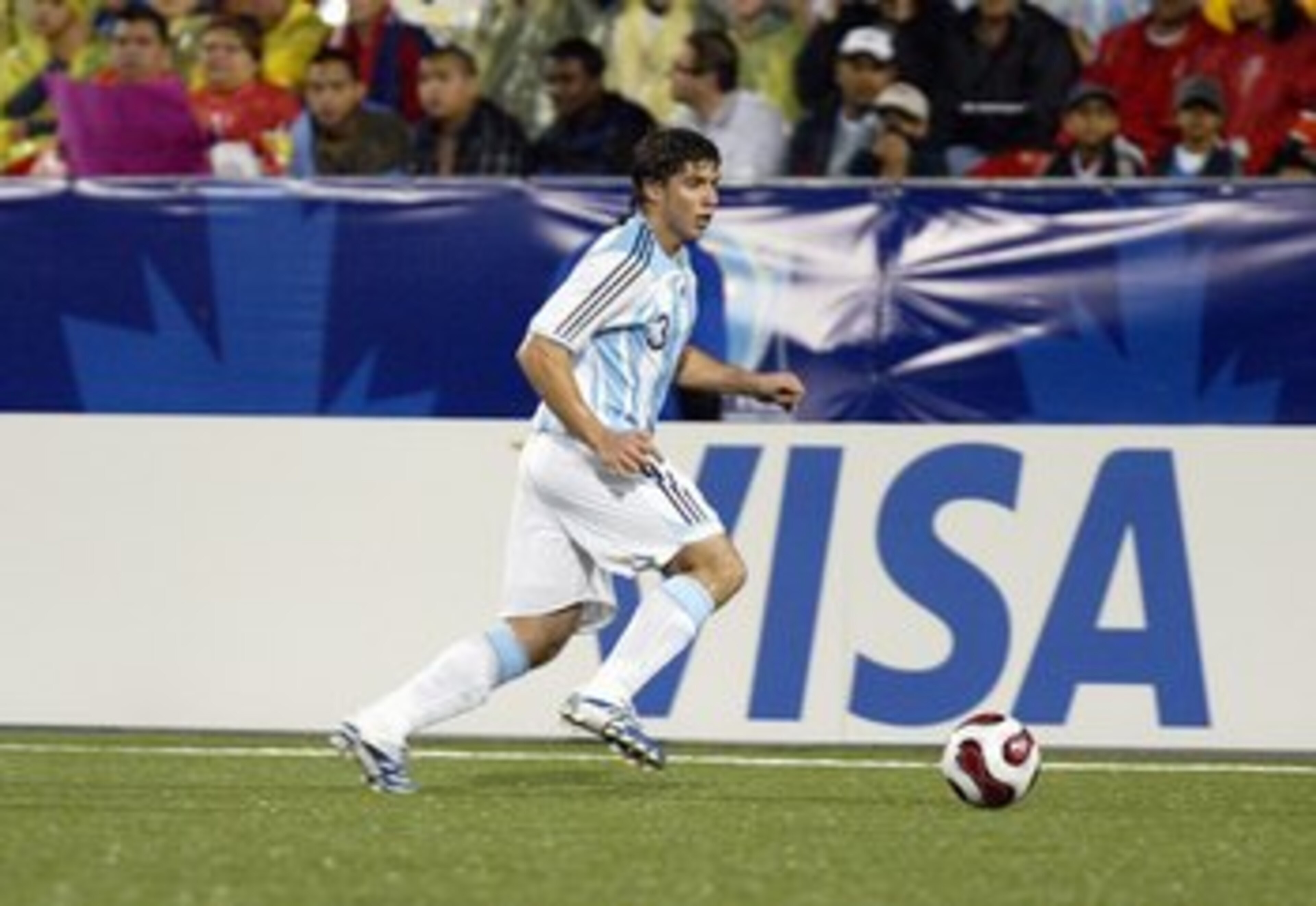 TORONTO - JULY 20: Emiliano Insua #3 of Argentina moves the ball on the left side during their FIFA U-20 World Cup Canada 2007 semifinal game against Chile at BMO Field on July 20, 2007 in Toronto, Ontario, Canada. (Photo By Dave Sandford/Getty Images) TORONTO - JULY 20: Emiliano Insua #3 of Argentina moves the ball on the left side during their FIFA U-20 World Cup Canada 2007 semifinal game against Chile at BMO Field on July 20, 2007 in Toronto, Ontario, Canada. (Photo By Dave Sandford/Getty Images)