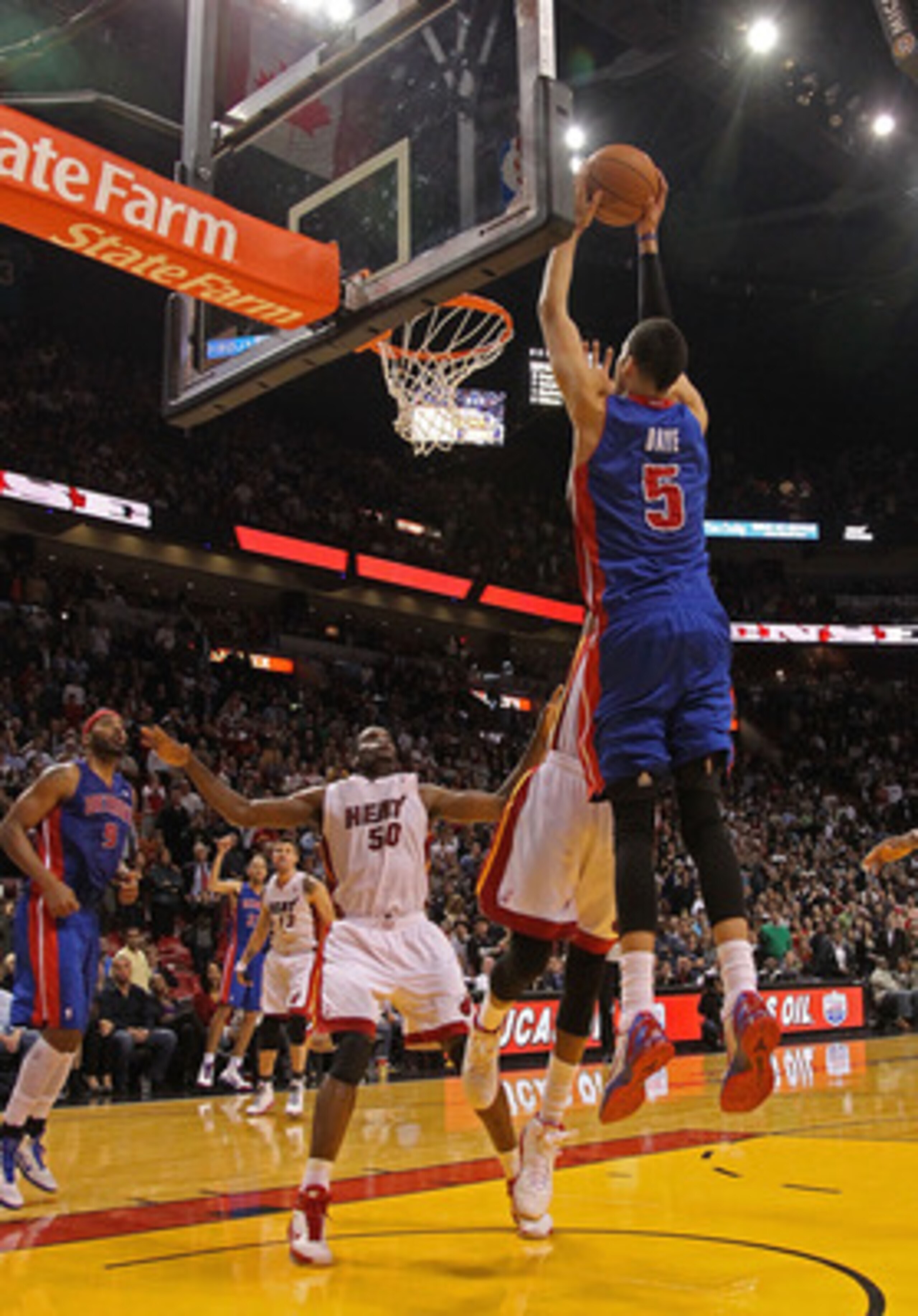 MIAMI, FL - JANUARY 28: Austin Daye #5 of of the Detroit Pistons misses a game winning dunk during a game against the Miami Heat at American Airlines Arena on January 28, 2011 in Miami, Florida. NOTE TO USER: User expressly acknowledges and agrees that, MIAMI, FL - JANUARY 28: Austin Daye #5 of of the Detroit Pistons misses a game winning dunk during a game against the Miami Heat at American Airlines Arena on January 28, 2011 in Miami, Florida. NOTE TO USER: User expressly acknowledges and agrees that,