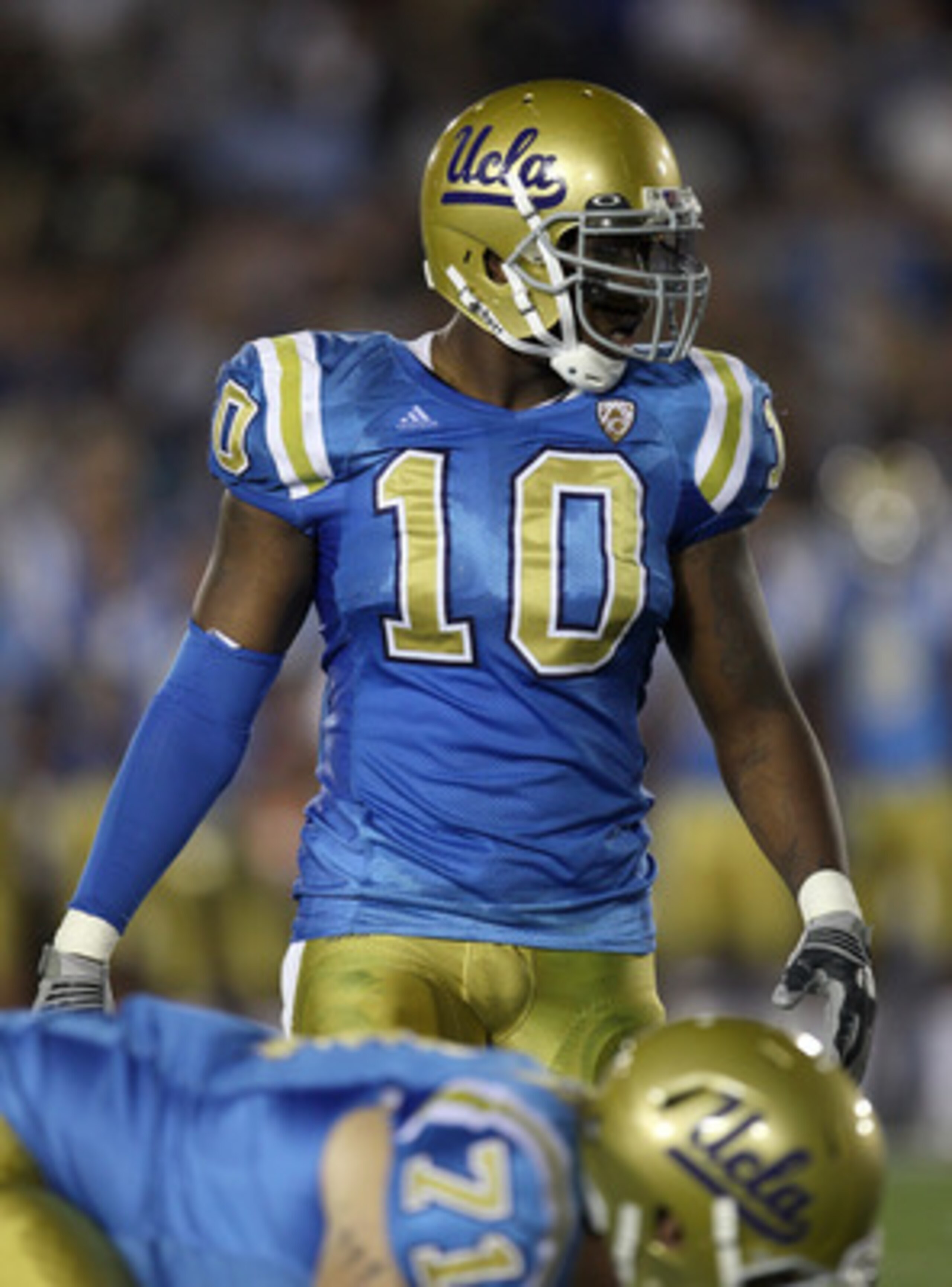 PASADENA, CA - SEPTEMBER 18:  Linebacker Akeem Ayers #10 of the UCLA Bruins in the game with the Houston Cougars at the Rose Bowl on September 18, 2010 in Pasadena, California.  UCLA won 31-13.  (Photo by Stephen Dunn/Getty Images)