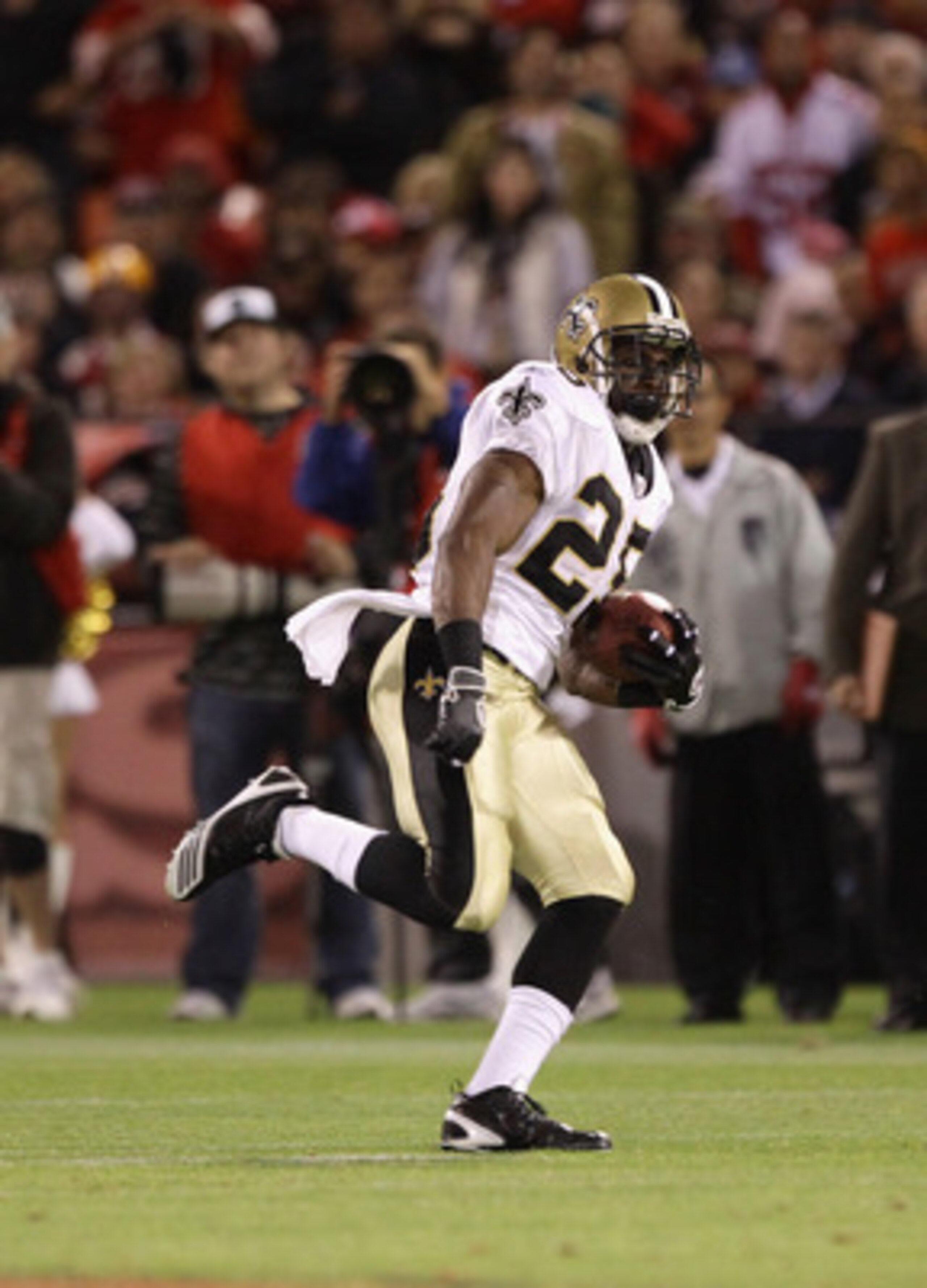 SAN FRANCISCO - SEPTEMBER 20:  Reggie Bush #25 of the New Orleans Saints in action during their game against the San Francisco 49ers at Candlestick Park on September 20, 2010 in San Francisco, California.  (Photo by Ezra Shaw/Getty Images)