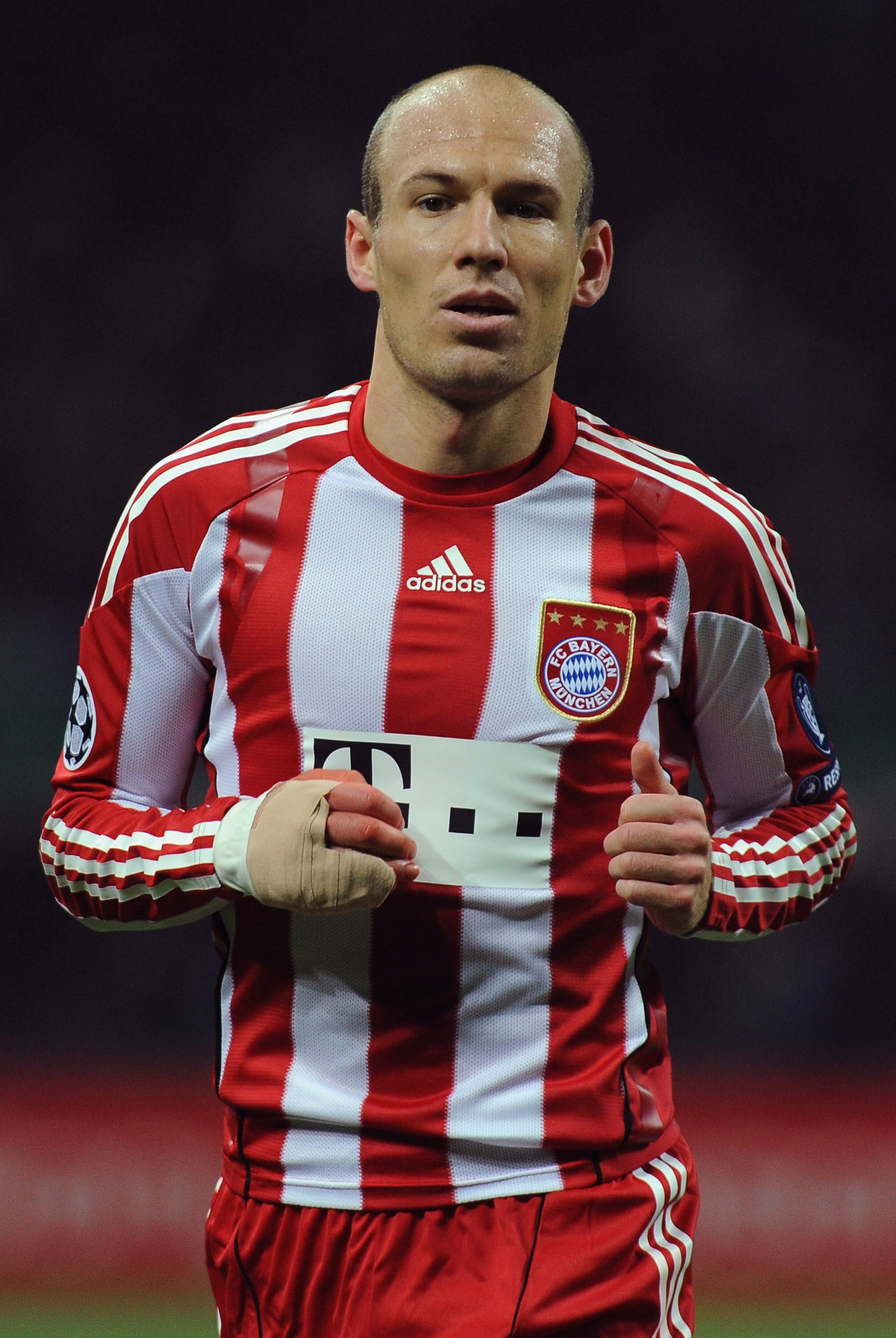 MILAN, ITALY - FEBRUARY 23:  Arjen Robben of FC Bayern Muenchen looks on during the UEFA Champions League round of 16 first leg match between Inter Milan v FC Bayern Muenchen on February 23, 2011 in Milan, Italy.  (Photo by Valerio Pennicino/Getty Images)