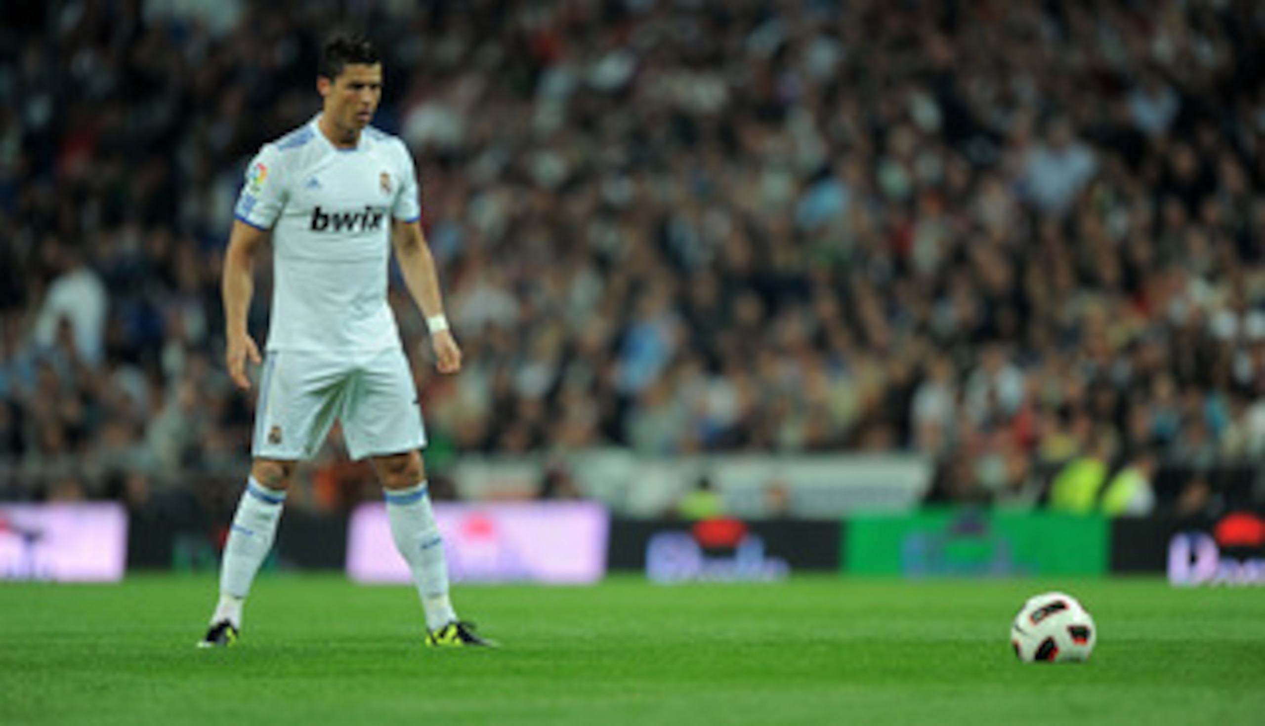 MADRID, SPAIN - APRIL 16:  Cristiano Ronaldo of Real Madrid lines up a free kick during the La Liga match between Real Madrid and Barcelona at Estadio Santiago Bernabeu on April 16, 2011 in Madrid, Spain.  (Photo by Denis Doyle/Getty Images)