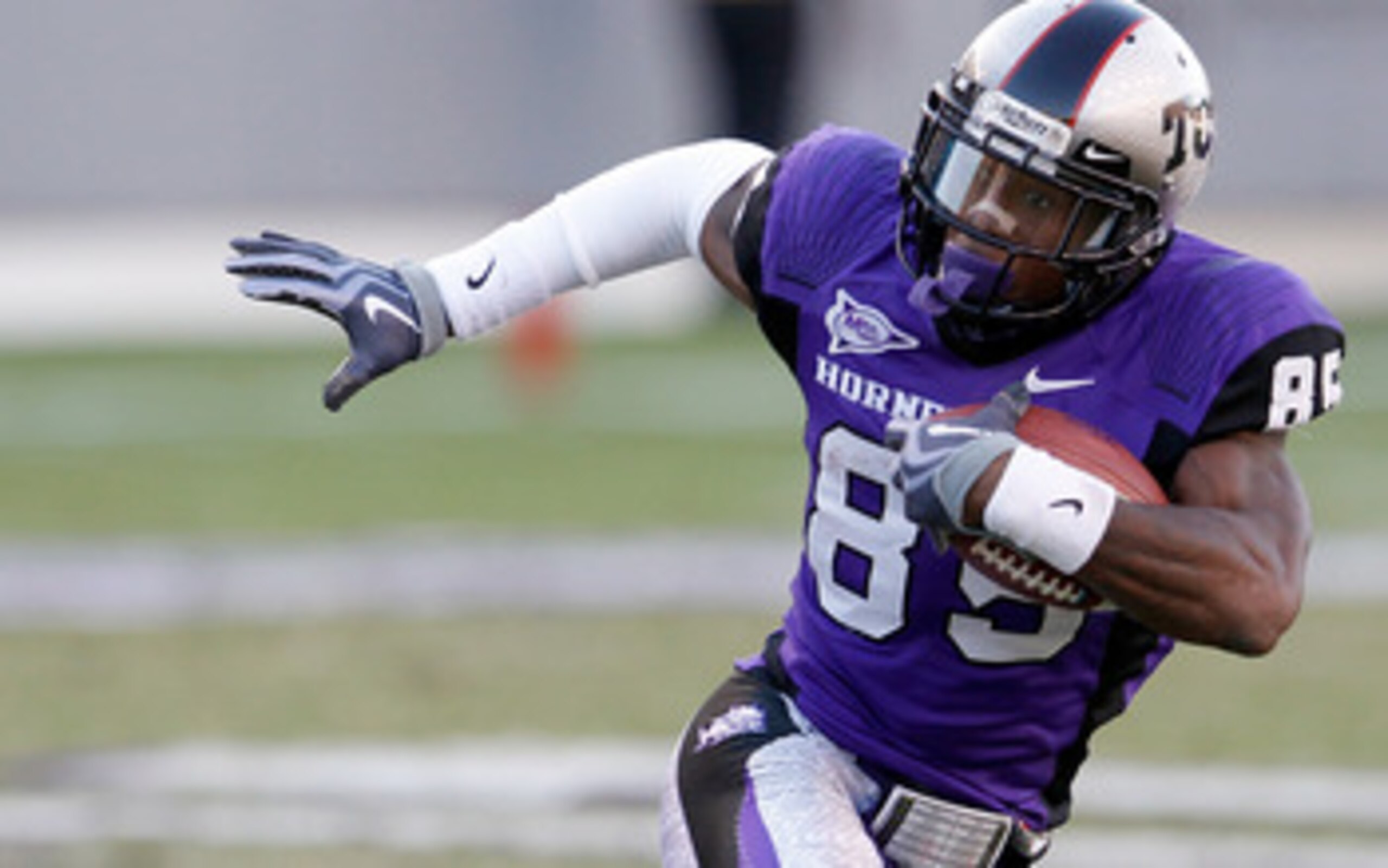 FORT WORTH, TX - OCTOBER 16:  Wide receiver Jeremy Kerley #85 of the TCU Horned Frogs carries the ball against the BYU Cougars at Amon G. Carter Stadium on October 16, 2010 in Fort Worth, Texas.  TCU beat BYU 31-3.  (Photo by Tom Pennington/Getty Images)