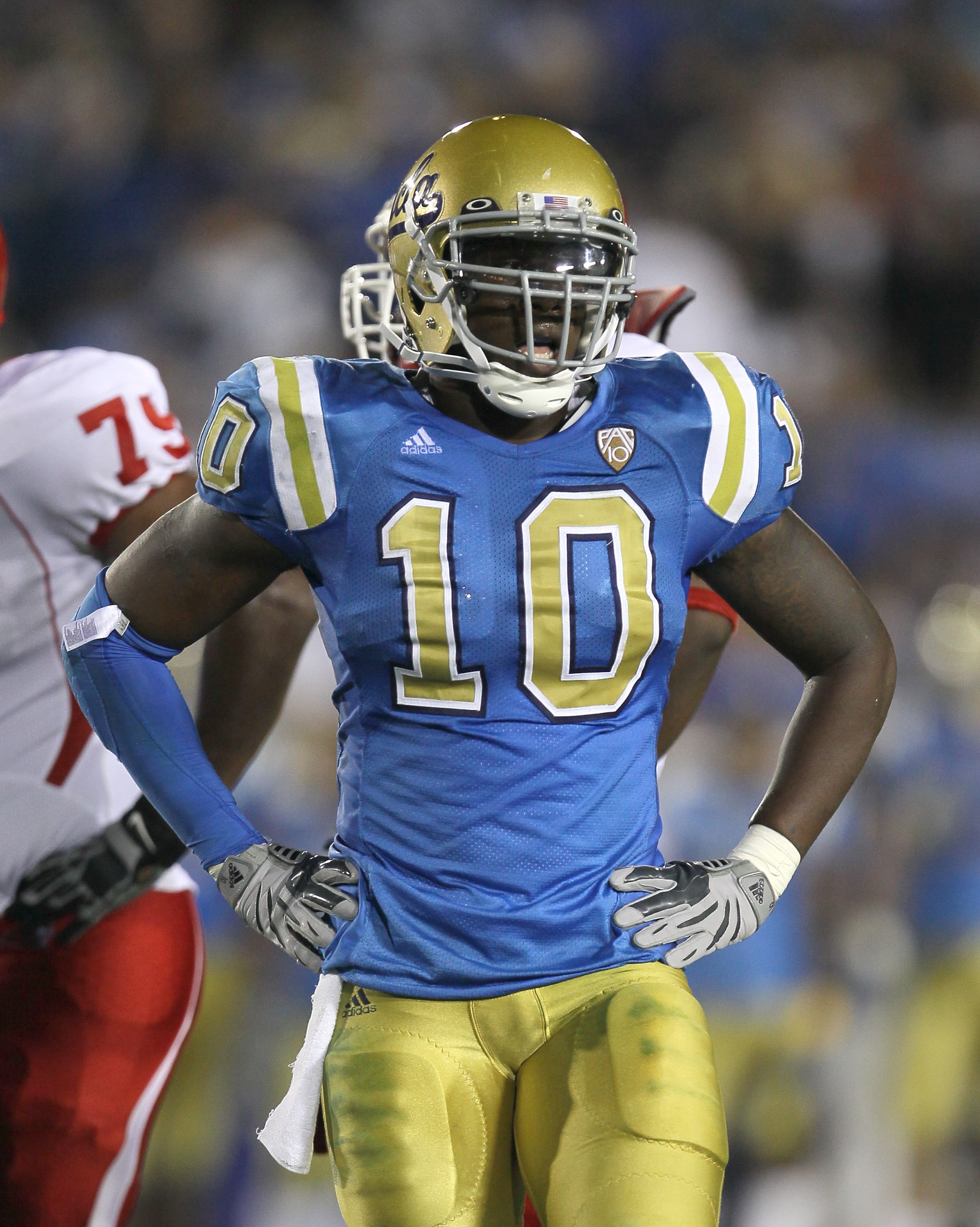 PASADENA, CA - SEPTEMBER 18:  Linebacker Akeem Ayers #10 of the UCLA Bruins in the game with the Houston Cougars at the Rose Bowl on September 18, 2010 in Pasadena, California.  UCLA won 31-13.  (Photo by Stephen Dunn/Getty Images)