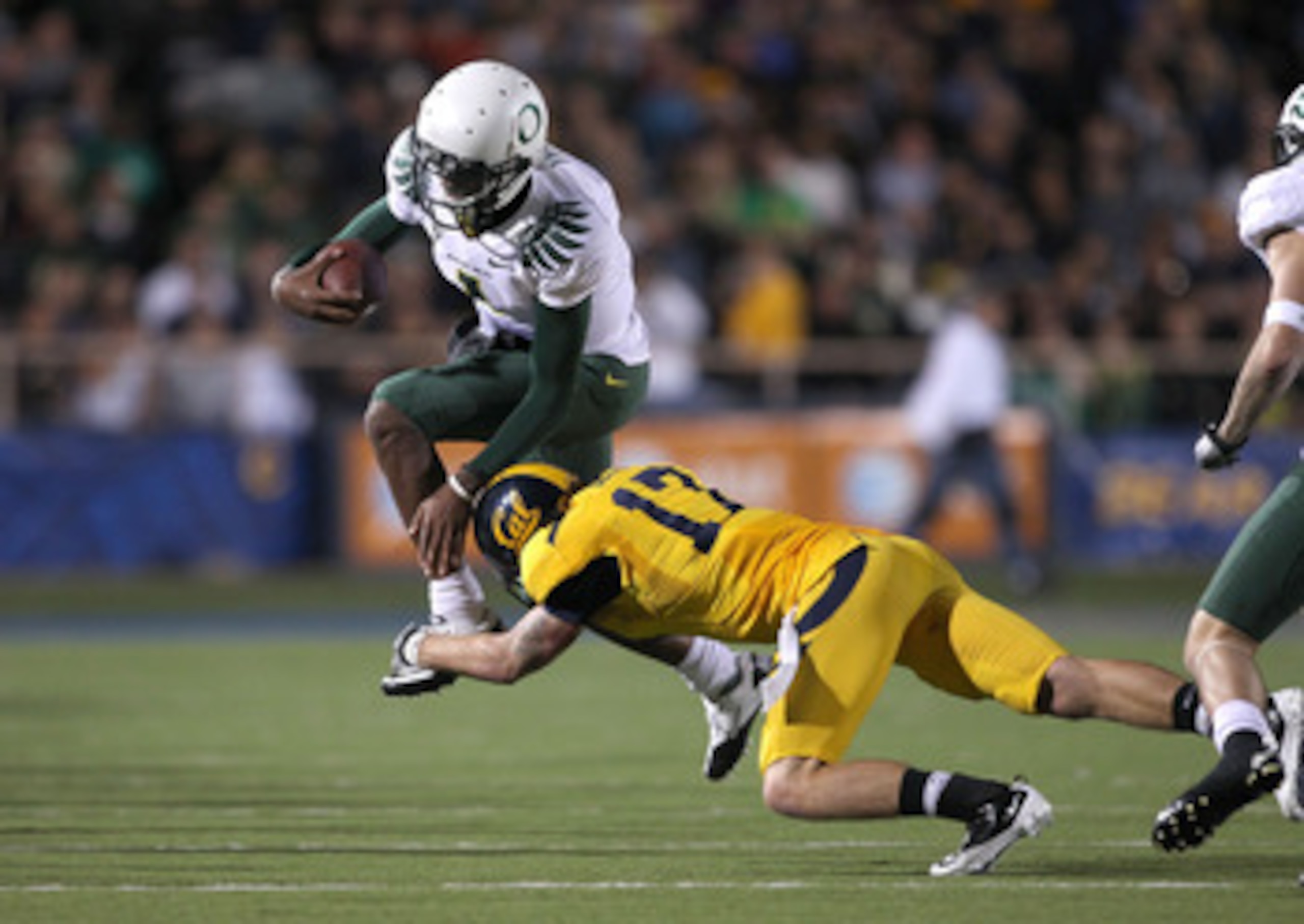 BERKELEY, CA - NOVEMBER 13:  Darron Thomas #1 of the Oregon Ducks tries to jumps over Chris Conte #17 of the California Golden Bears  at California Memorial Stadium on November 13, 2010 in Berkeley, California.  (Photo by Ezra Shaw/Getty Images)