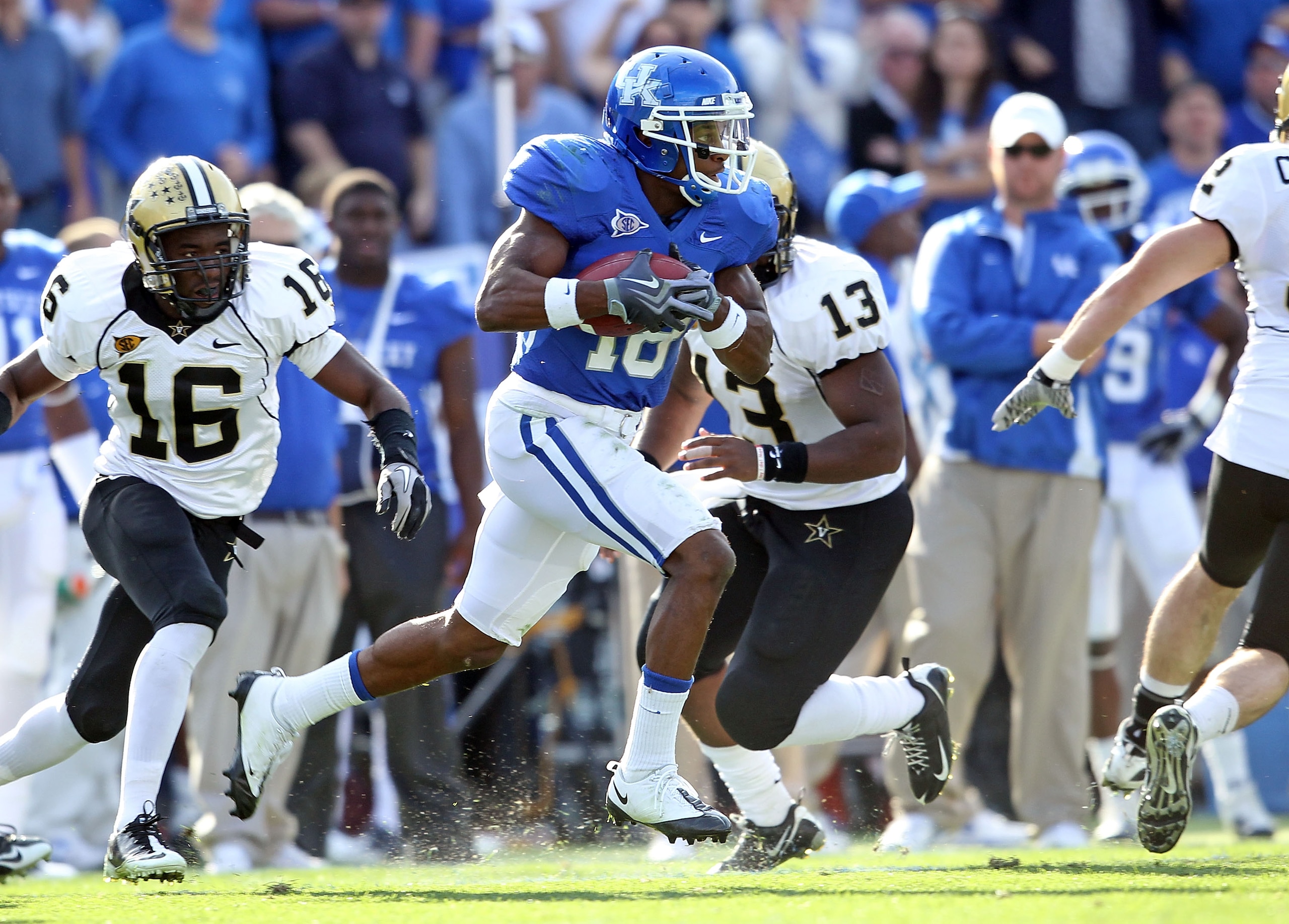 LEXINGTON, KY - NOVEMBER 13: Randall Cobb #18 of the Kentucky Wildcats runs with the ball during the game against the Vanderbilt Commodores at Commonwealth Stadium on November 13, 2010 in Lexington, Kentucky. Kentucky won 38-20. (Photo by Andy Lyons/Get LEXINGTON, KY - NOVEMBER 13: Randall Cobb #18 of the Kentucky Wildcats runs with the ball during the game against the Vanderbilt Commodores at Commonwealth Stadium on November 13, 2010 in Lexington, Kentucky. Kentucky won 38-20. (Photo by Andy Lyons/Get