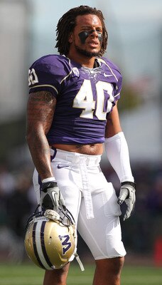 SEATTLE - SEPTEMBER 11: Linebacker Mason Foster #40 of the Washington Huskies looks on during warmups prior to the game against the Syracuse Orange on September 11, 2010 at Husky Stadium in Seattle, Washington. (Photo by Otto Greule Jr/Getty Images) SEATTLE - SEPTEMBER 11: Linebacker Mason Foster #40 of the Washington Huskies looks on during warmups prior to the game against the Syracuse Orange on September 11, 2010 at Husky Stadium in Seattle, Washington. (Photo by Otto Greule Jr/Getty Images)