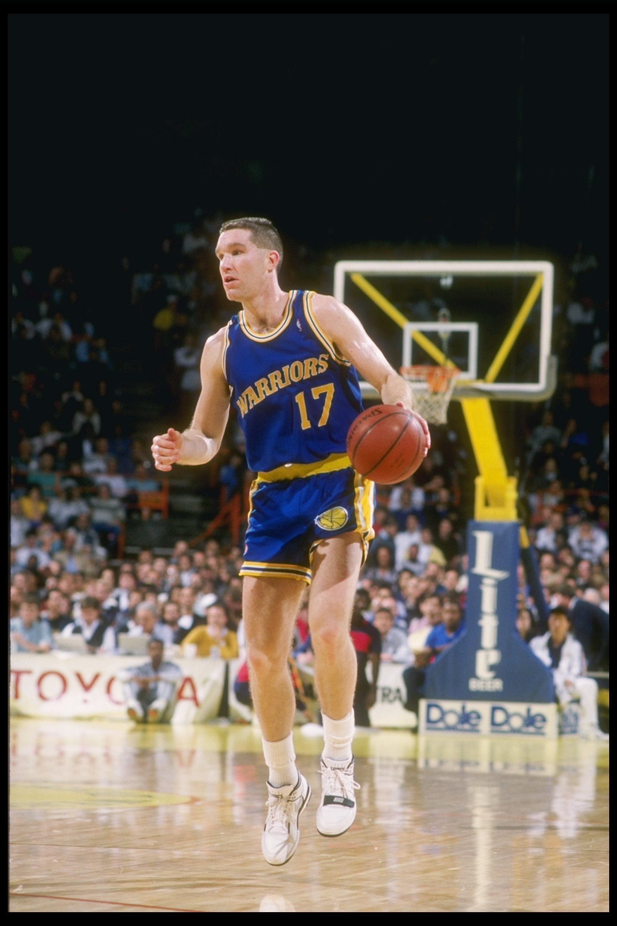 1989-1990:  Forward Chris Mullin of the Golden State Warriors in action with the basketball.