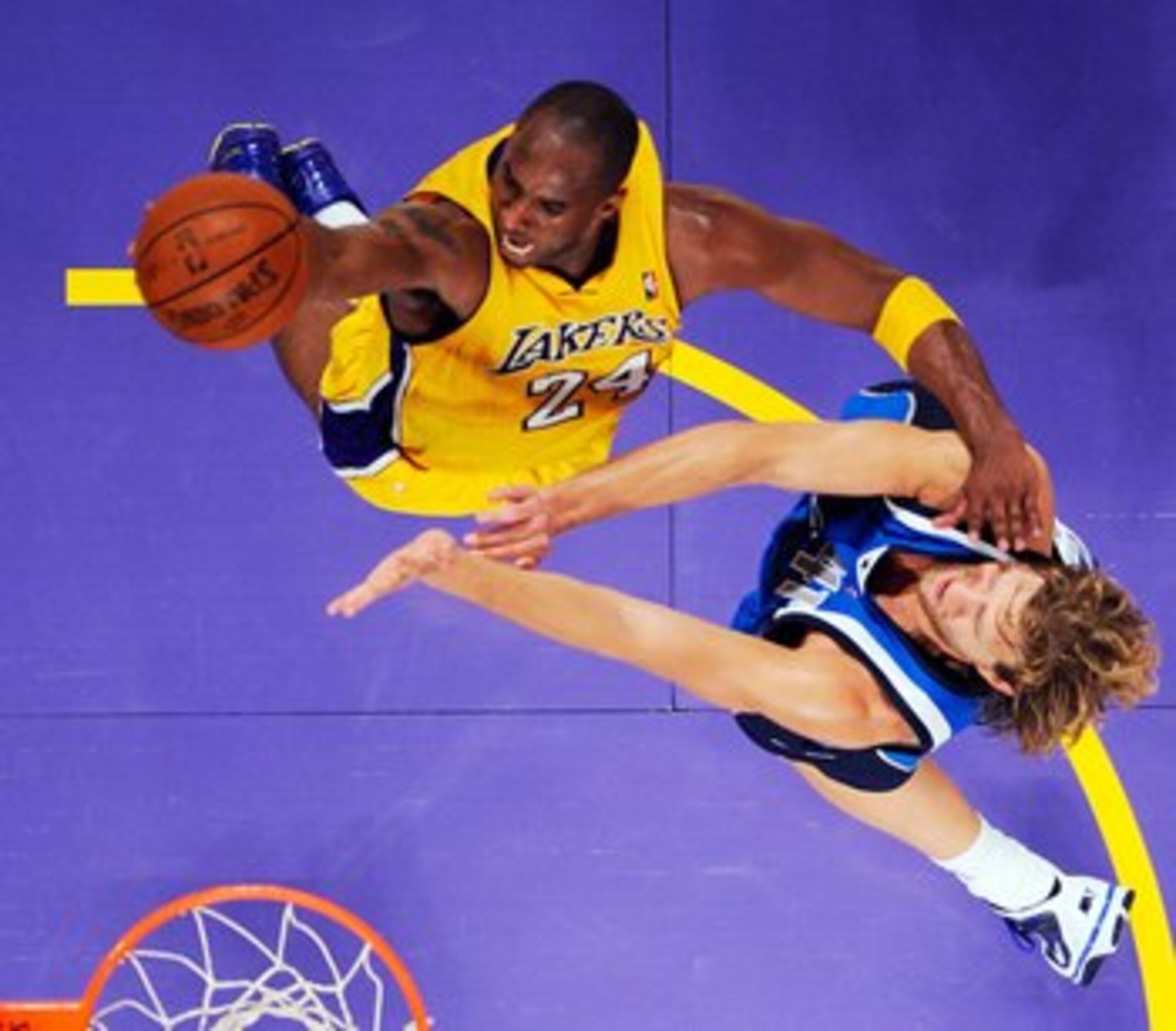 LOS ANGELES, CA - OCTOBER 30: Kobe Bryant #24 of the Los Angeles Lakers glides to the basket against Dirk Nowitzki #41 of the Dallas Mavericks during the NBA basketball game at Staples Center on October 30, 2009 in Los Angeles, California.  NOTE TO USER: