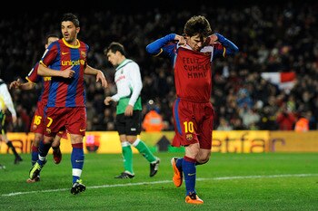 BARCELONA, SPAIN - JANUARY 22:  Lionel Messi of Barcelona (R) shows a shirt which it translates to 'Happy Birthday Mummy' as he celebrates after scoring his team's second goal during the La Liga match between Barcelona and Racing Santander at Camp Nou on