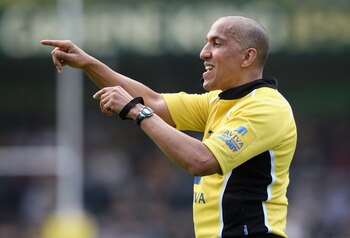 HIGH WYCOMBE, ENGLAND - APRIL 17:  Referee David Rose, issues instructions during the Aviva Premiership match between London Wasps and Leeds Carnegie at Adams Park on April 17, 2011 in High Wycombe, England.  (Photo by David Rogers/Getty Images)