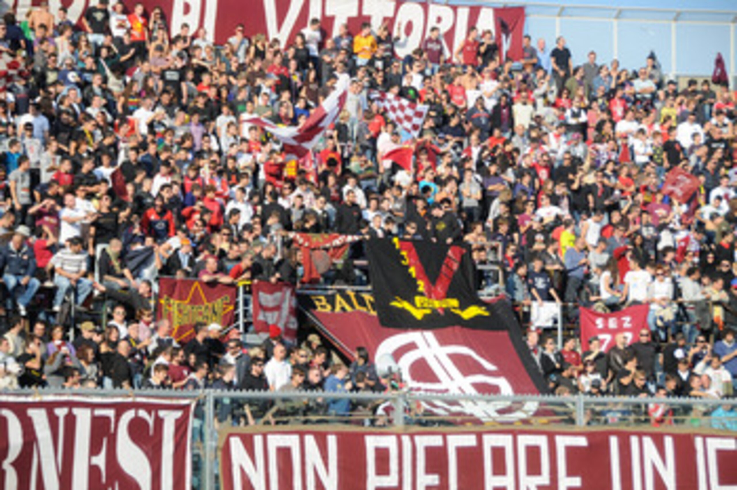 LIVORNO, ITALY - NOVEMBER 01: Supporters of Livorno on the terraces before the start of the Serie A match between Livorno and Inter Milan at Stadio Armando Picchi on November 1, 2009 in Livorno, Italy. (Photo by Roberto Serra/Getty Images) LIVORNO, ITALY - NOVEMBER 01: Supporters of Livorno on the terraces before the start of the Serie A match between Livorno and Inter Milan at Stadio Armando Picchi on November 1, 2009 in Livorno, Italy. (Photo by Roberto Serra/Getty Images)