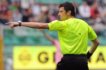 PALERMO, ITALY - APRIL 23: Referee Antonio Damato gestures during the Serie A match between US Citta di Palermo and SSC Napoli at Stadio Renzo Barbera on April 23, 2011 in Palermo, Italy.  (Photo by Tullio M. Puglia/Getty Images)