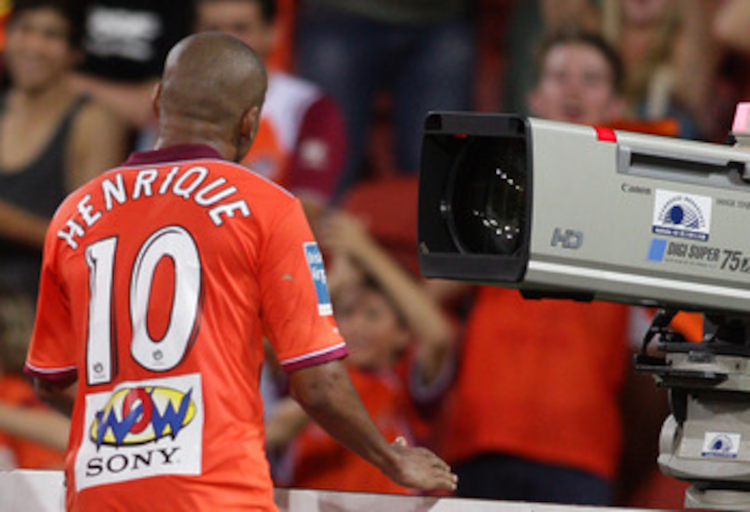 BRISBANE, AUSTRALIA - FEBRUARY 26: Henrique of the Roar screams down the tv camera as he celebrates scoring the match winning goal during the A-League major semi final match between the Brisbane Roar and the Central Coast Mariners at Suncorp Stadium on F BRISBANE, AUSTRALIA - FEBRUARY 26: Henrique of the Roar screams down the tv camera as he celebrates scoring the match winning goal during the A-League major semi final match between the Brisbane Roar and the Central Coast Mariners at Suncorp Stadium on F