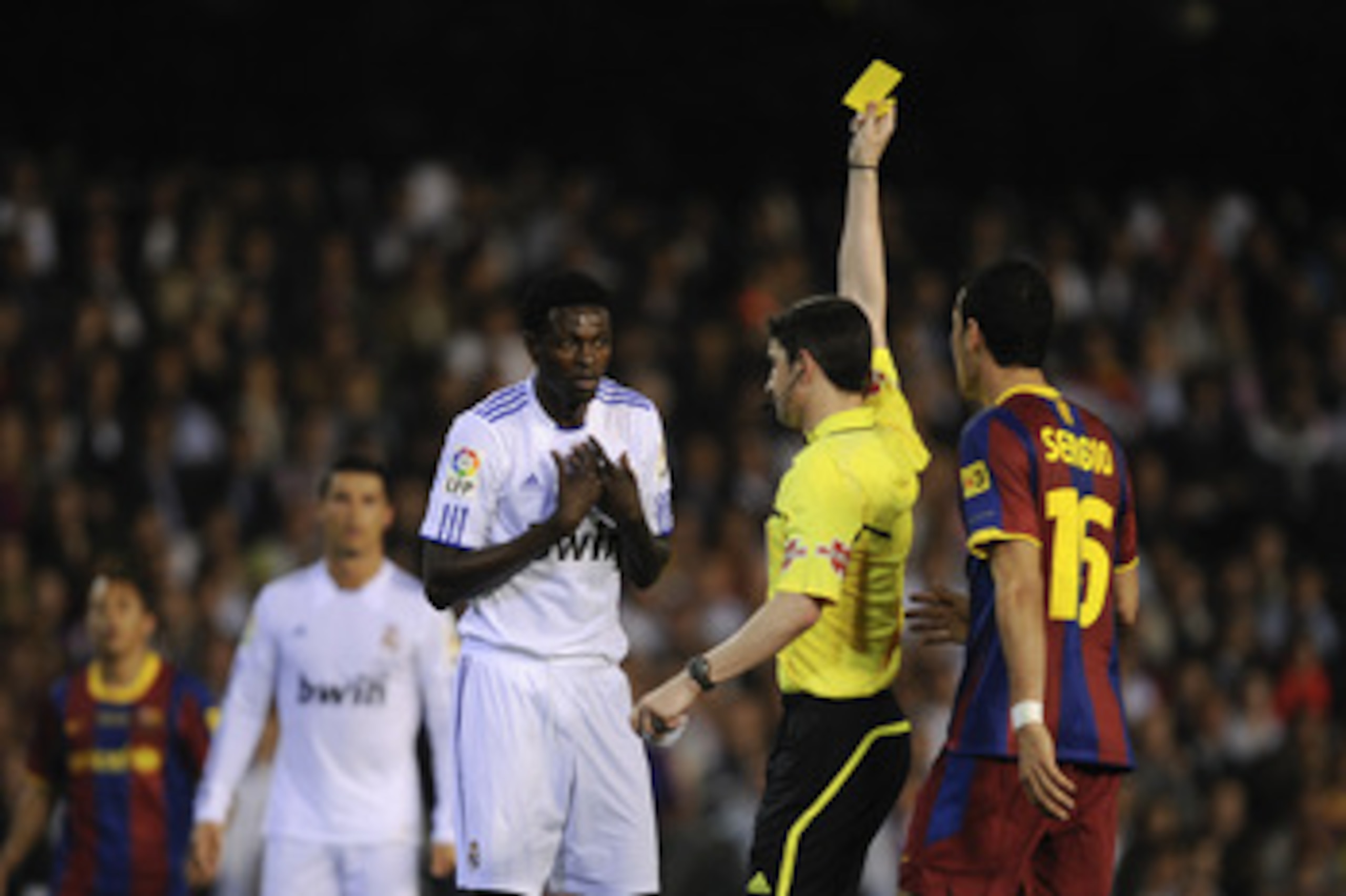 VALENCIA, SPAIN - APRIL 20: Referee Alberto Undiano Mallenco shows the yellow card to Adebayor of Real Madrid (L) during the Copa del Rey Final between Real Madrid and Barcelona at Estadio Mestalla on April 20, 2011 in Valencia, Spain. (Photo by David R VALENCIA, SPAIN - APRIL 20: Referee Alberto Undiano Mallenco shows the yellow card to Adebayor of Real Madrid (L) during the Copa del Rey Final between Real Madrid and Barcelona at Estadio Mestalla on April 20, 2011 in Valencia, Spain. (Photo by David R