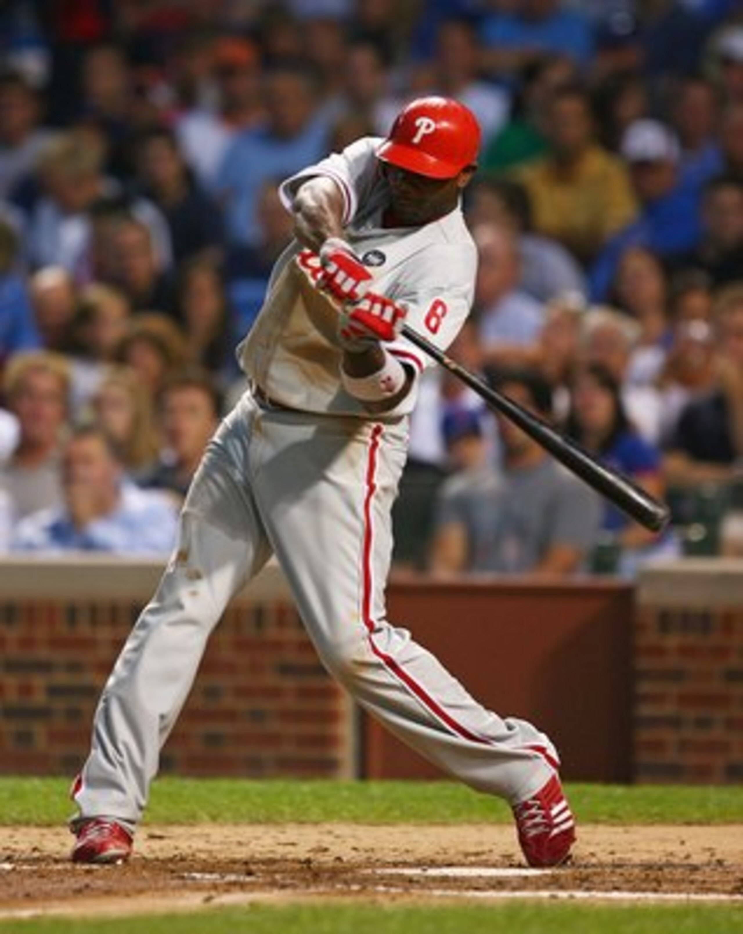 CHICAGO - AUGUST 12: Ryan Howard #6 of the Philadelphia Phillies takes a swing against the Chicago Cubs on August 12, 2009 at Wrigley Field in Chicago, Illinois. The Phillies defeated the Cubs 12-5. (Photo by Jonathan Daniel/Getty Images)