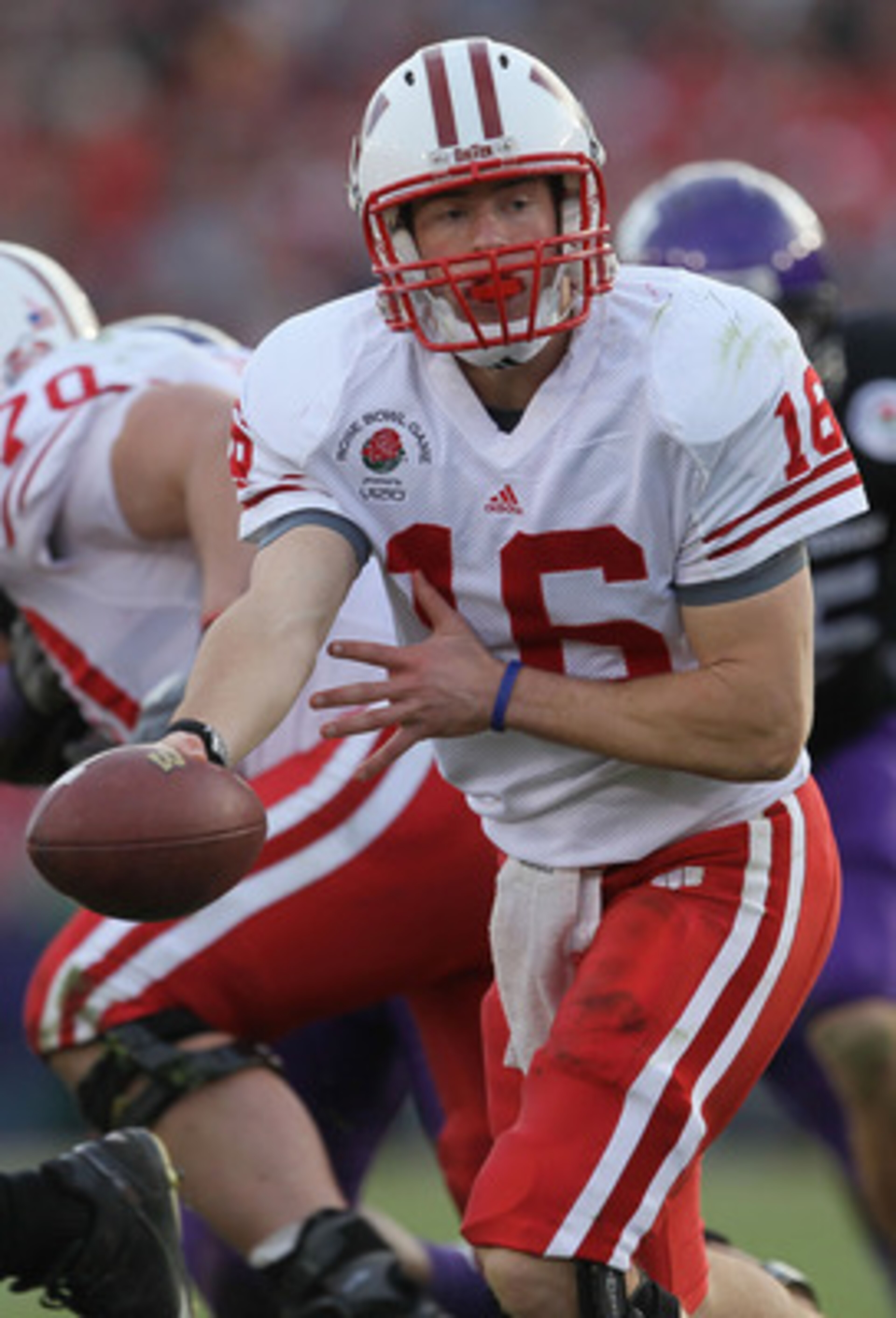 PASADENA, CA - JANUARY 01:  Quarterback Scott Tolzien #16 of the Wisconsin Badgers looks to hand the ball against the TCU Horned Frogs in the 97th Rose Bowl game on January 1, 2011 in Pasadena, California.  (Photo by Stephen Dunn/Getty Images)