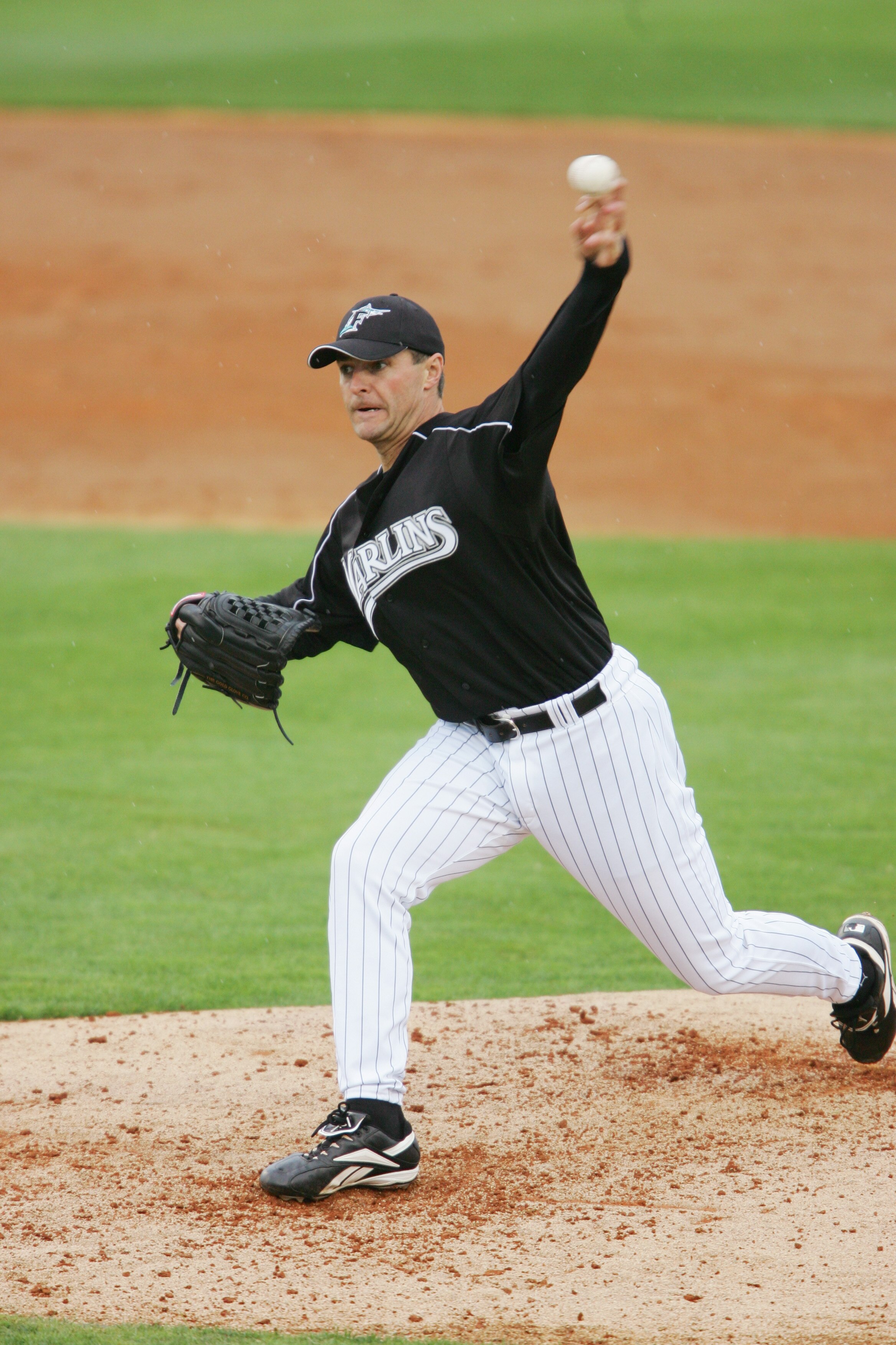 JUPITER, FL - MARCH 3:  Pitcher Al Leiter #22 of the Florida Marlins delivers a pitch at Roger Dean Stadium on March 3, 2005 in Jupiter, Florida. The Baltimore Orioles defeated the Florida Marlins 8-4. (Photo by Elsa/Getty Images)