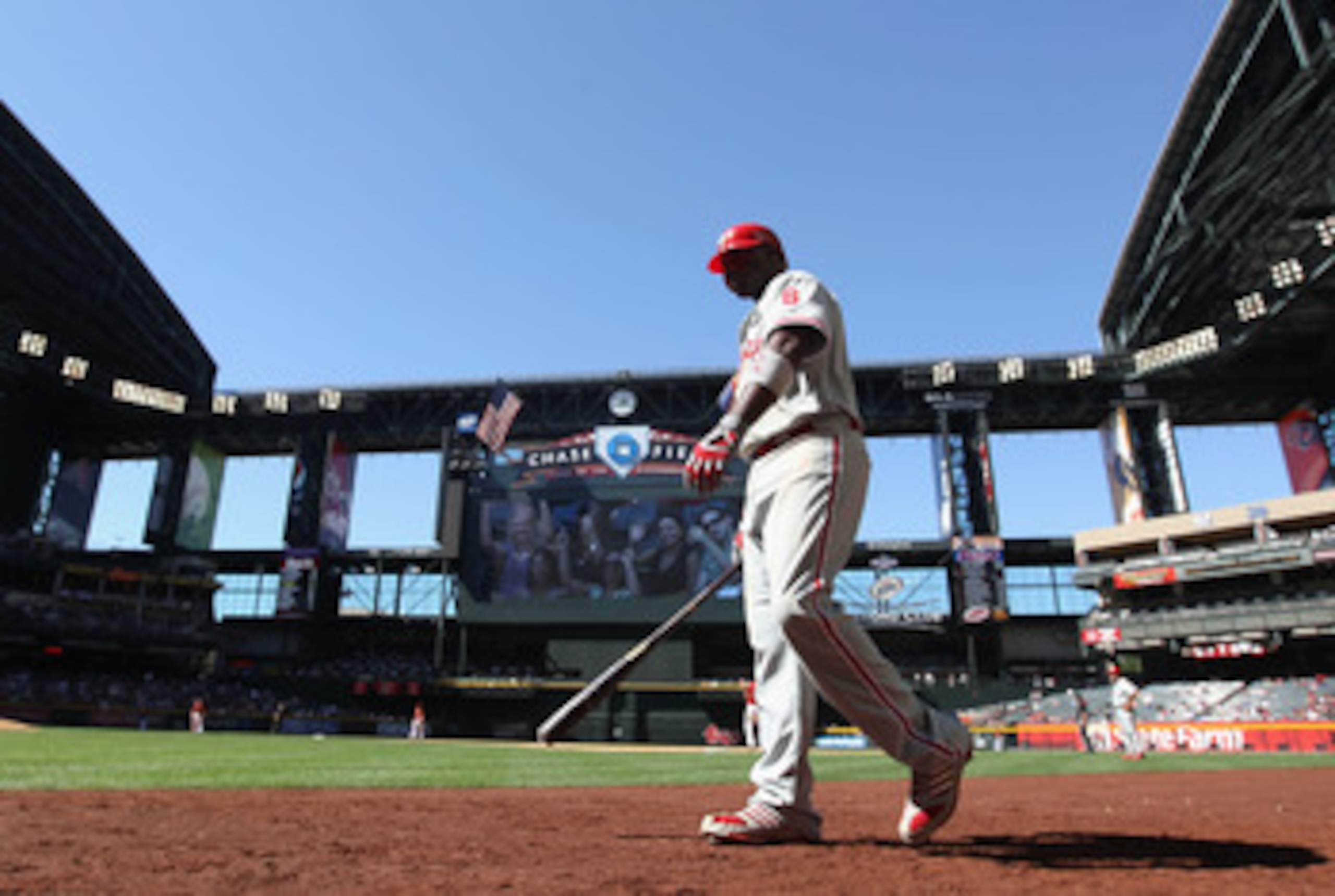 PHOENIX, AZ - APRIL 27:  Ryan Howard #6 of the Philadelphia Phillies walks up to the on deck circle during the Major League Baseball game against the Arizona Diamondbacks at Chase Field on April 27, 2011 in Phoenix, Arizona. The Phillies defeated the Diam