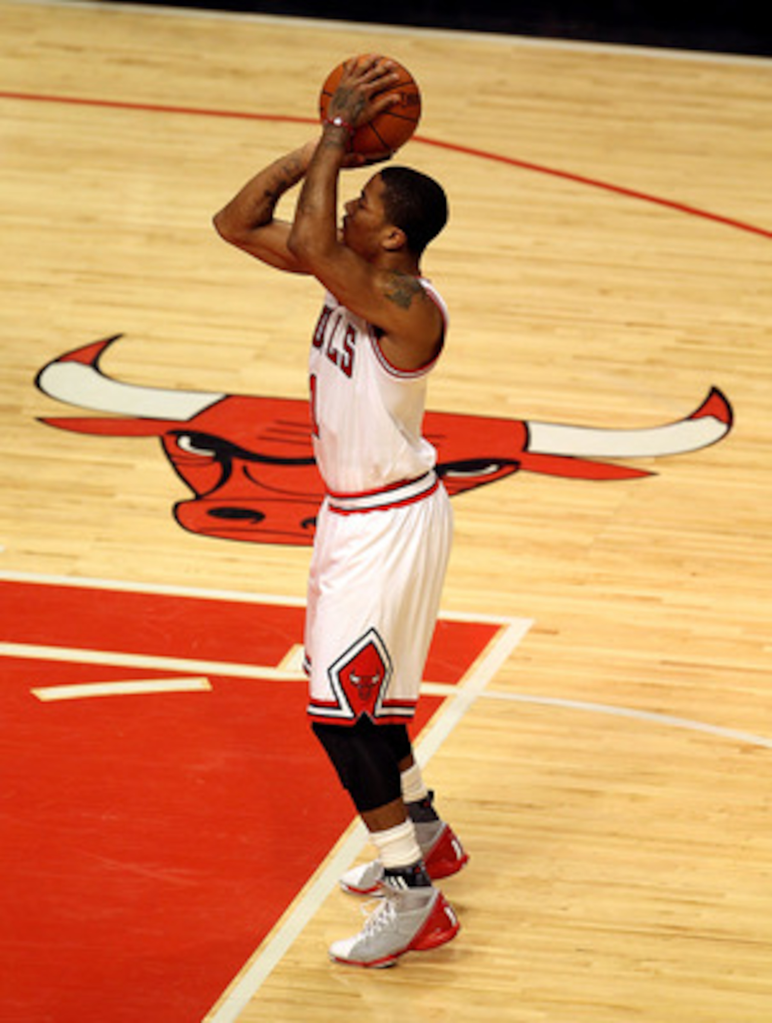 CHICAGO, IL - MARCH 11: Derrick Rose #1 of the Chicago Bulls shoots a free-throw against the Atlanta Hawks at the United Center on March 11, 2011 in Chicago, Illinois. The Bulls defeated the Hawks 94-76. NOTE TO USER: User expressly acknowledges and agree CHICAGO, IL - MARCH 11: Derrick Rose #1 of the Chicago Bulls shoots a free-throw against the Atlanta Hawks at the United Center on March 11, 2011 in Chicago, Illinois. The Bulls defeated the Hawks 94-76. NOTE TO USER: User expressly acknowledges and agree