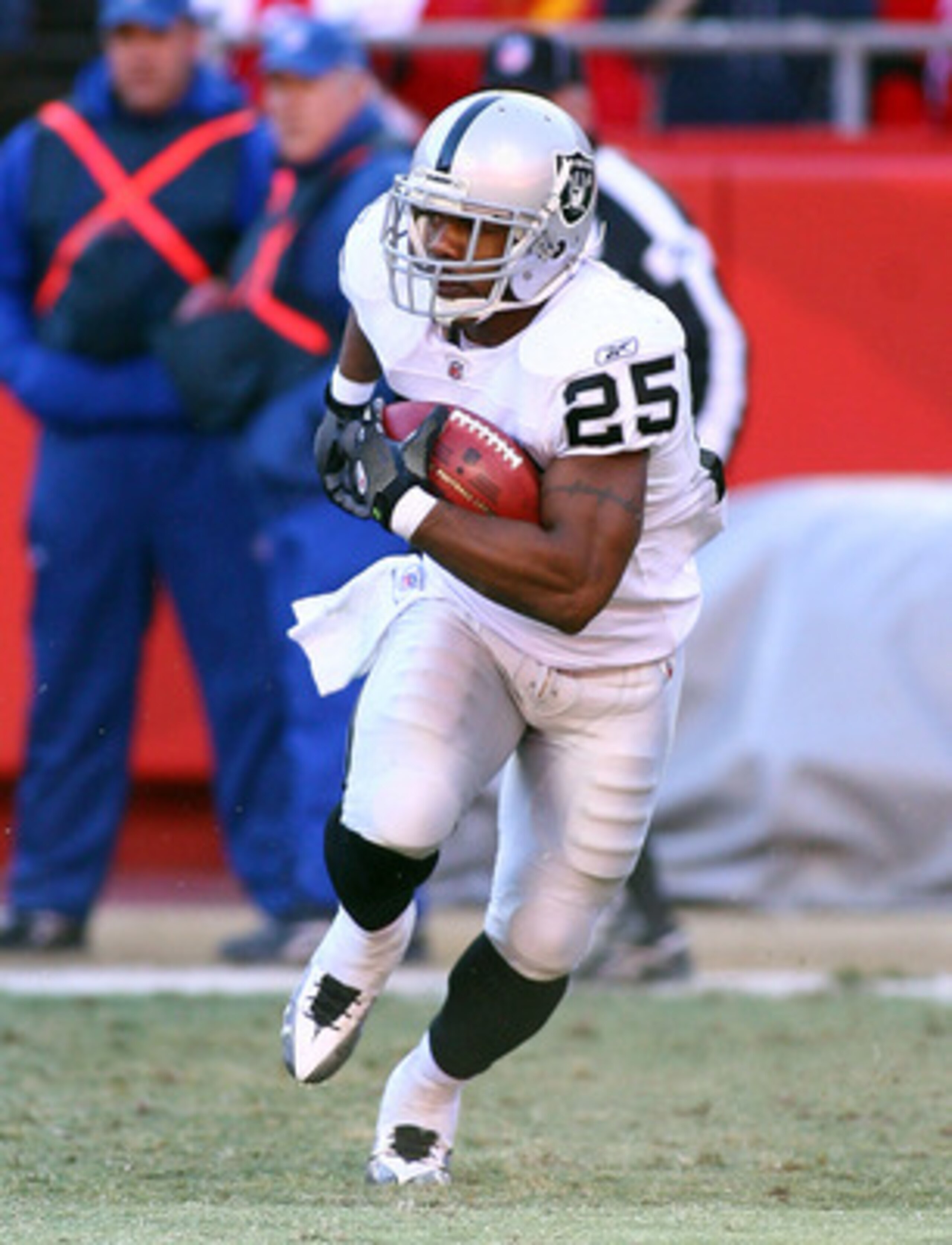 KANSAS CITY, MO - JANUARY 02:  Running back Rock Cartwright #25 of the Oakland Raiders runs down field in a game against the Kansas City Chiefs at Arrowhead Stadium on January 2, 2011 in Kansas City, Missouri.  (Photo by Tim Umphrey/Getty Images)
