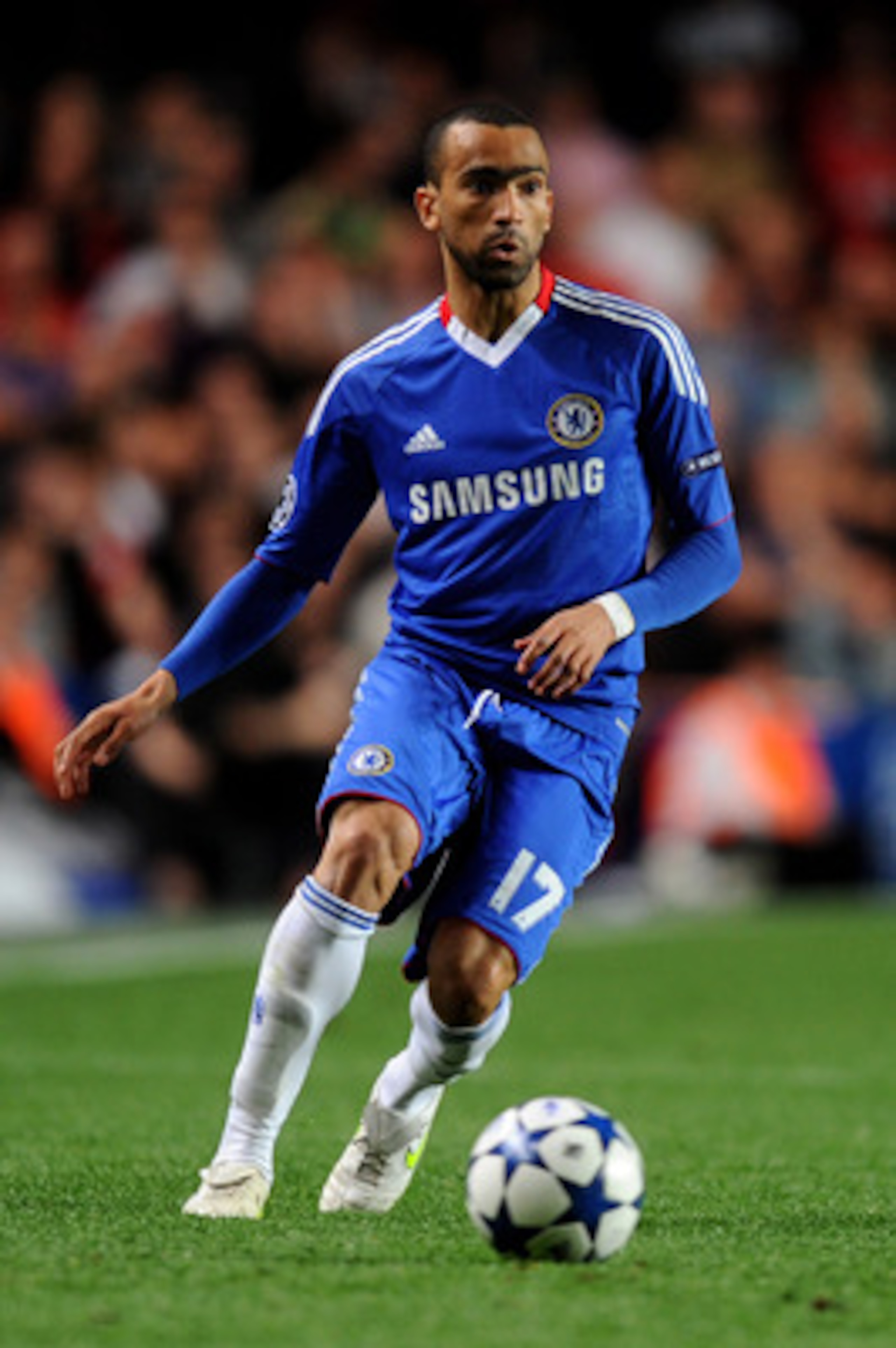 LONDON, ENGLAND - APRIL 06: Jose Bosingwa of Chelsea runs with the ball during the UEFA Champions League quarter final first leg match between Chelsea and Manchester United at Stamford Bridge on April 6, 2011 in London, England. (Photo by Mike Hewitt/Ge LONDON, ENGLAND - APRIL 06: Jose Bosingwa of Chelsea runs with the ball during the UEFA Champions League quarter final first leg match between Chelsea and Manchester United at Stamford Bridge on April 6, 2011 in London, England. (Photo by Mike Hewitt/Ge