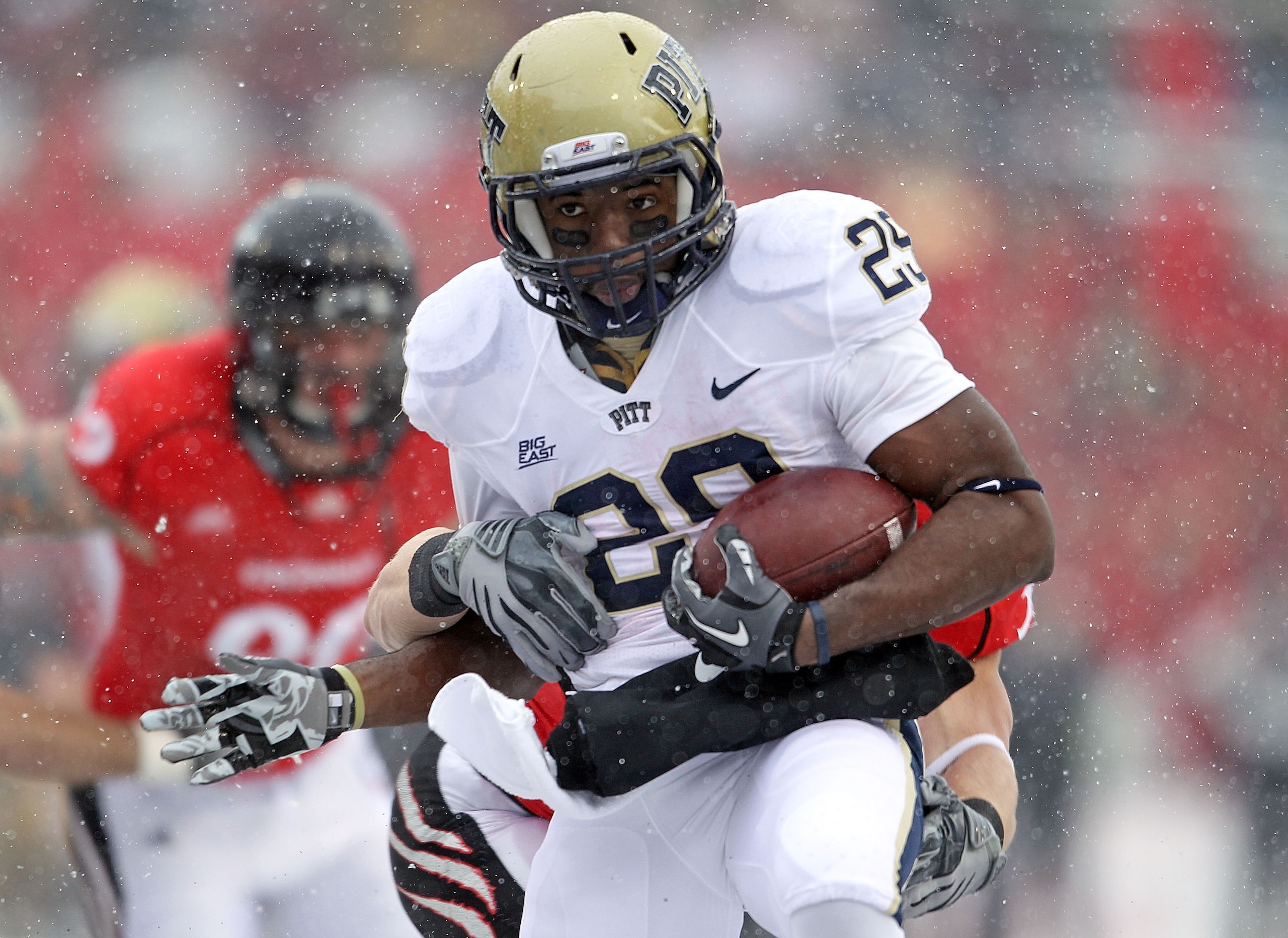 CINCINNATI, OH - DECEMBER 04:  Dion Lewis #28 of the Pittsburgh Panthers runs for a with the ball during the Big East Conference game against the Cincinnati Bearcats at Nippert Stadium on December 4, 2010 in Cincinnati, Ohio.  Pittsburgh won 28-10.  (Phot
