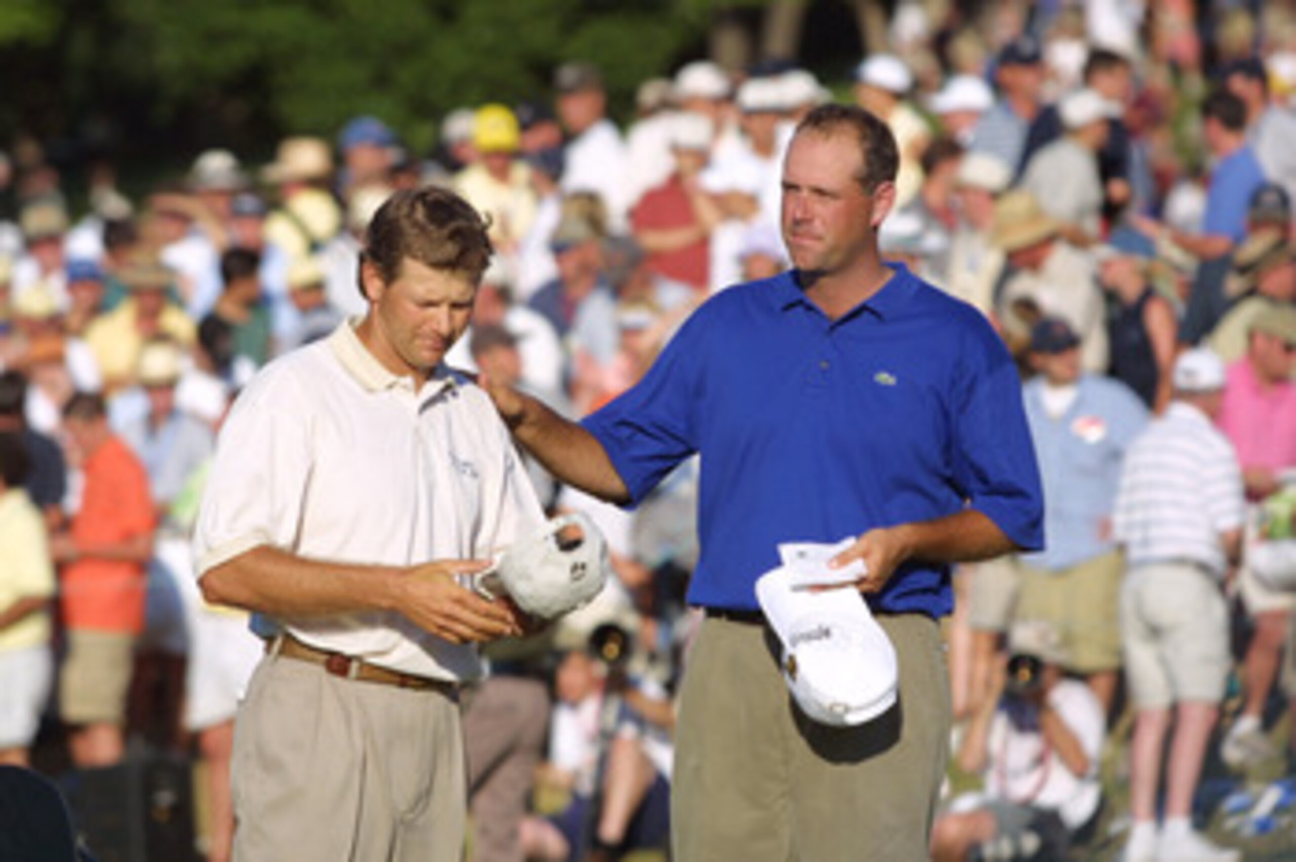 17 Jun 2001:  Retief Goosen of South Africa commiserates with Stewart Cink on the 18th green during the final round of the 101st US Open at Southern Hills Country Club in Tulsa, Oklahoma. DIGITAL IMAGE Mandatory Credit: Jamie Squire/ALLSPORT