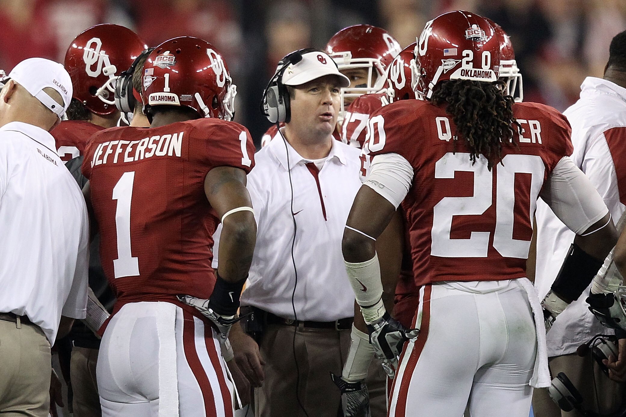 GLENDALE, AZ - JANUARY 01:  Head coach Bob Stoops talks to his team while taking on the Connecticut Huskies during the Tostitos Fiesta Bowl at the Universtity of Phoenix Stadium on January 1, 2011 in Glendale, Arizona.  (Photo by Christian Petersen/Getty