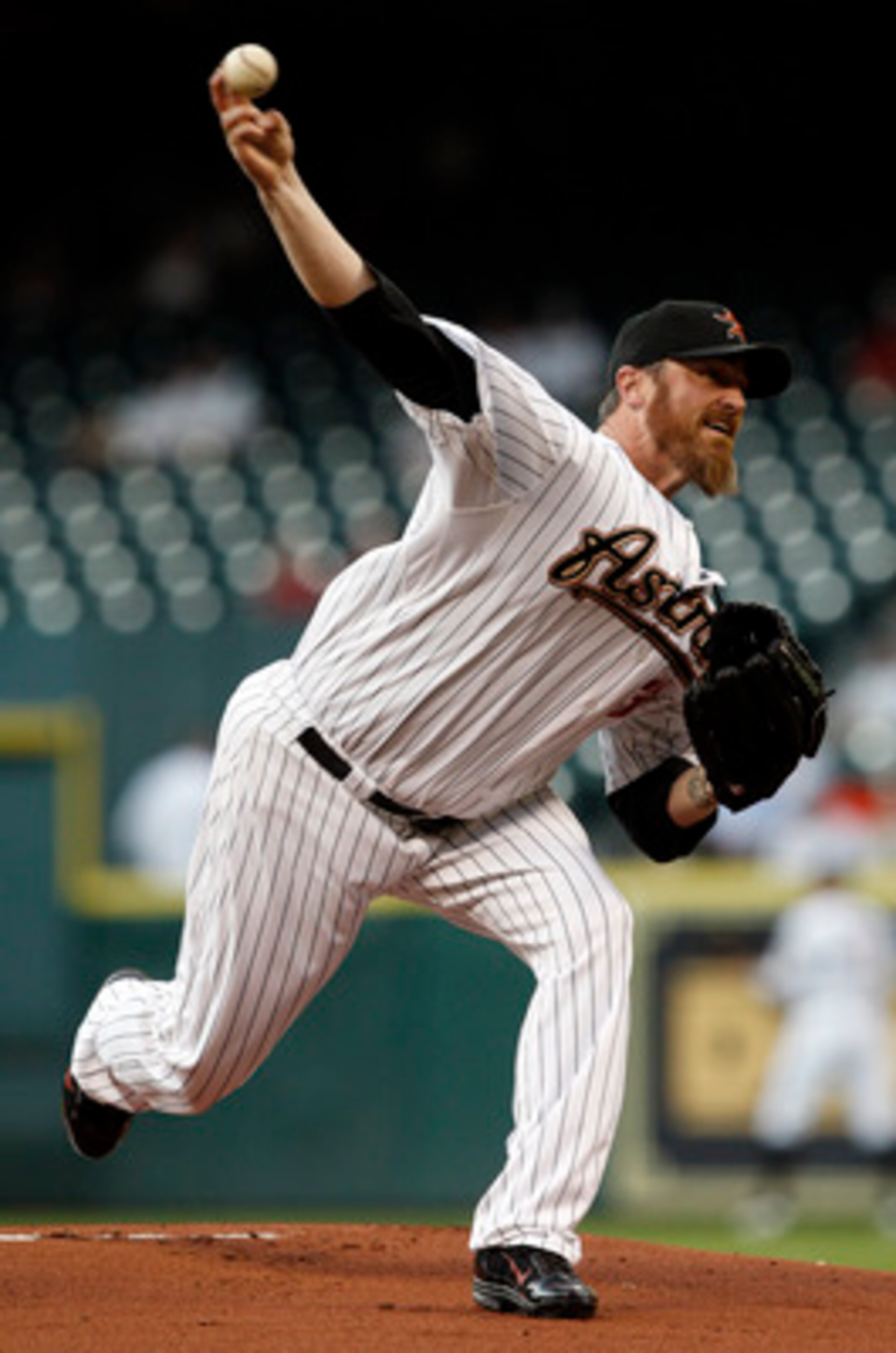 HOUSTON - APRIL 12:  Pitcher Brett Myers #39 of the Houston Astros throws against the Chicago Cubs in the first inning at Minute Maid Park on April 12, 2011 in Houston, Texas.  (Photo by Bob Levey/Getty Images)