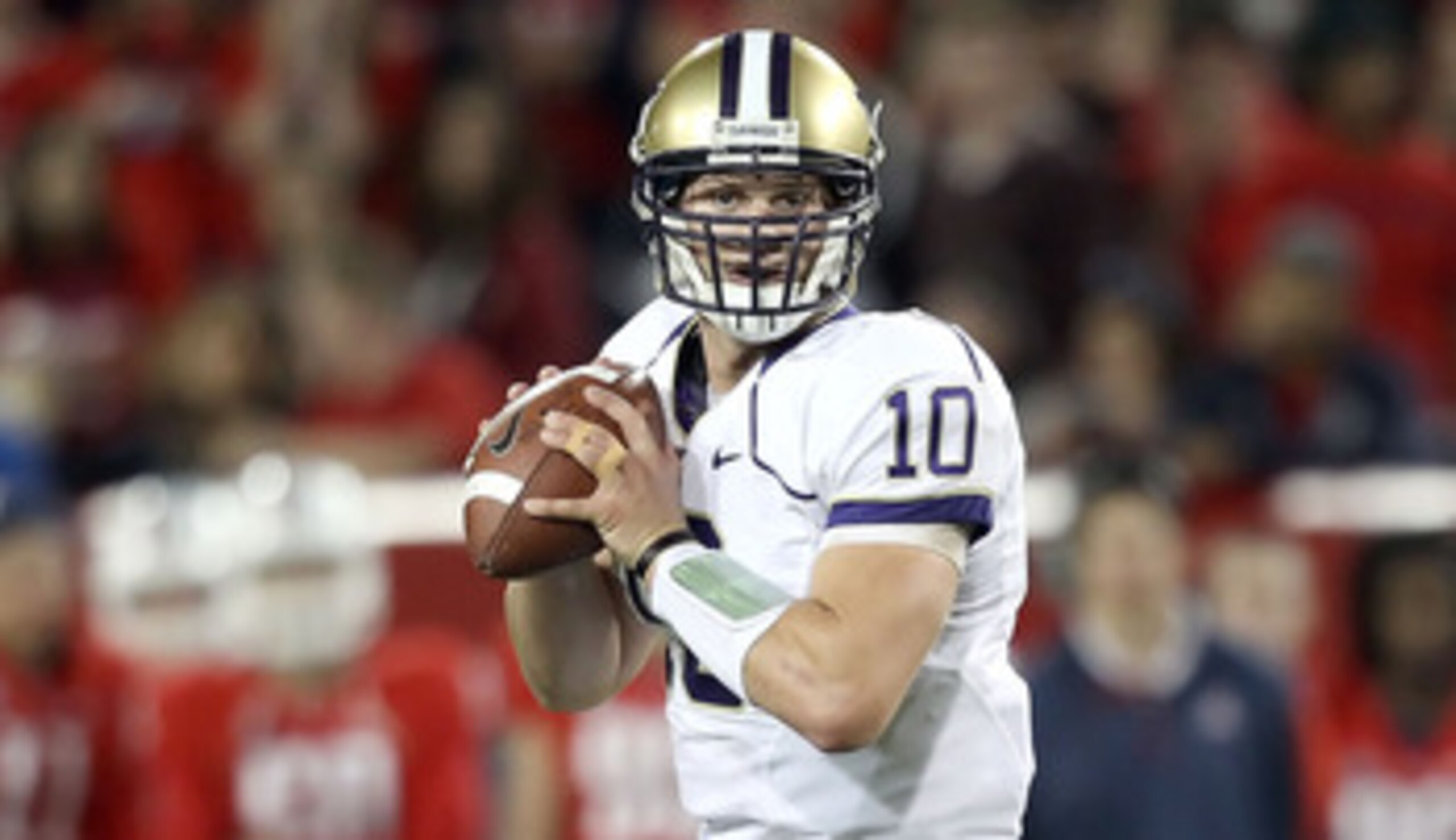 TUCSON, AZ - OCTOBER 23:  Quarterback Jake Locker #10 of the Washington Huskies drops back to pass during the college football game against the Arizona Wildcats at Arizona Stadium on October 23, 2010 in Tucson, Arizona. The Wildcats defeated the Huskies 4
