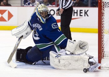 VANCOUVER, CANADA - APRIL 28: Goalie Roberto Luongo #1 of the Vancouver Canucks makes a pad save against the Nashville Predators during the third period in Game One of the Western Conference Semifinals during the 2011 NHL Stanley Cup Playoffs on April 28,