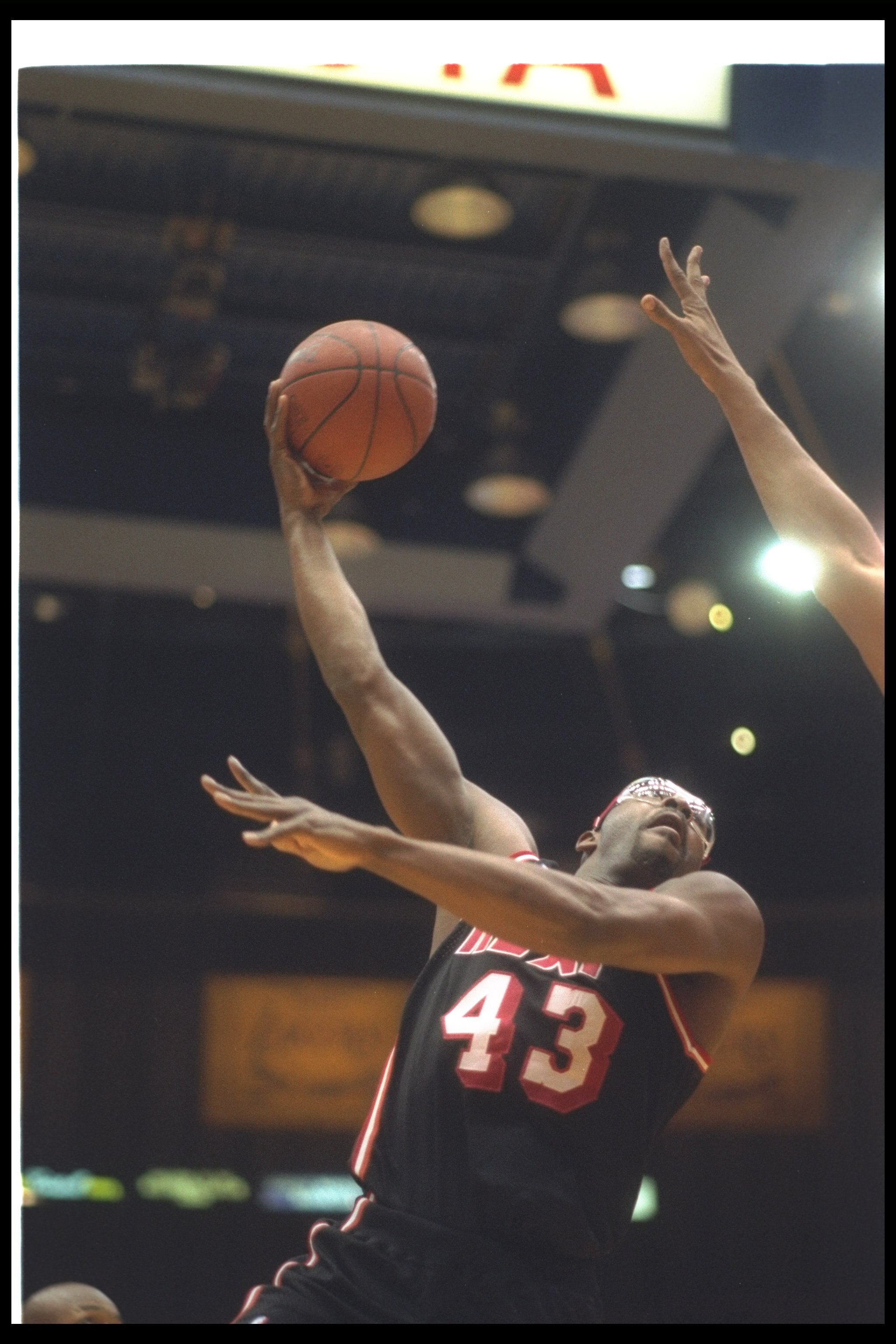 21 Mar 1994:  Forward Grant Long of the Miami Heat shoots the ball during a game against the Los Angeles Lakers at the Great Western Forum in Inglewood, California. Mandatory Credit: Stephen Dunn  /Allsport