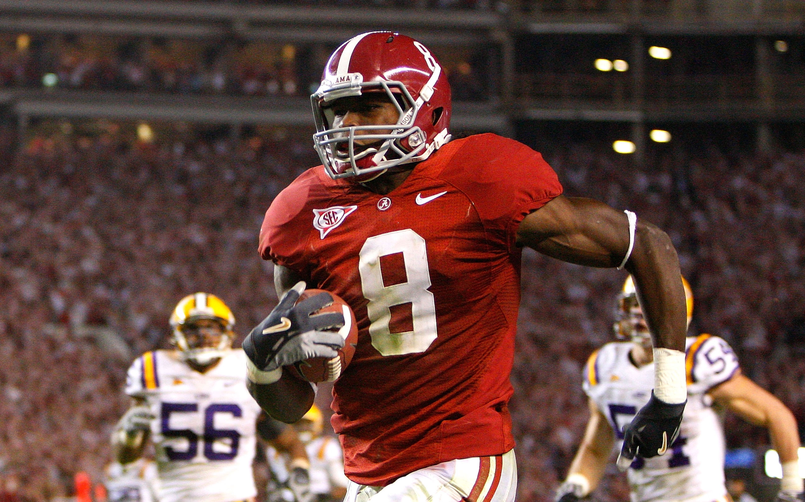TUSCALOOSA, AL - NOVEMBER 07:  Julio Jones #8 of the Alabama Crimson Tide rushes upfield for a 73 yard touchdown against the Louisiana State University Tigers at Bryant-Denny Stadium on November 7, 2009 in Tuscaloosa, Alabama.  (Photo by Kevin C. Cox/Gett