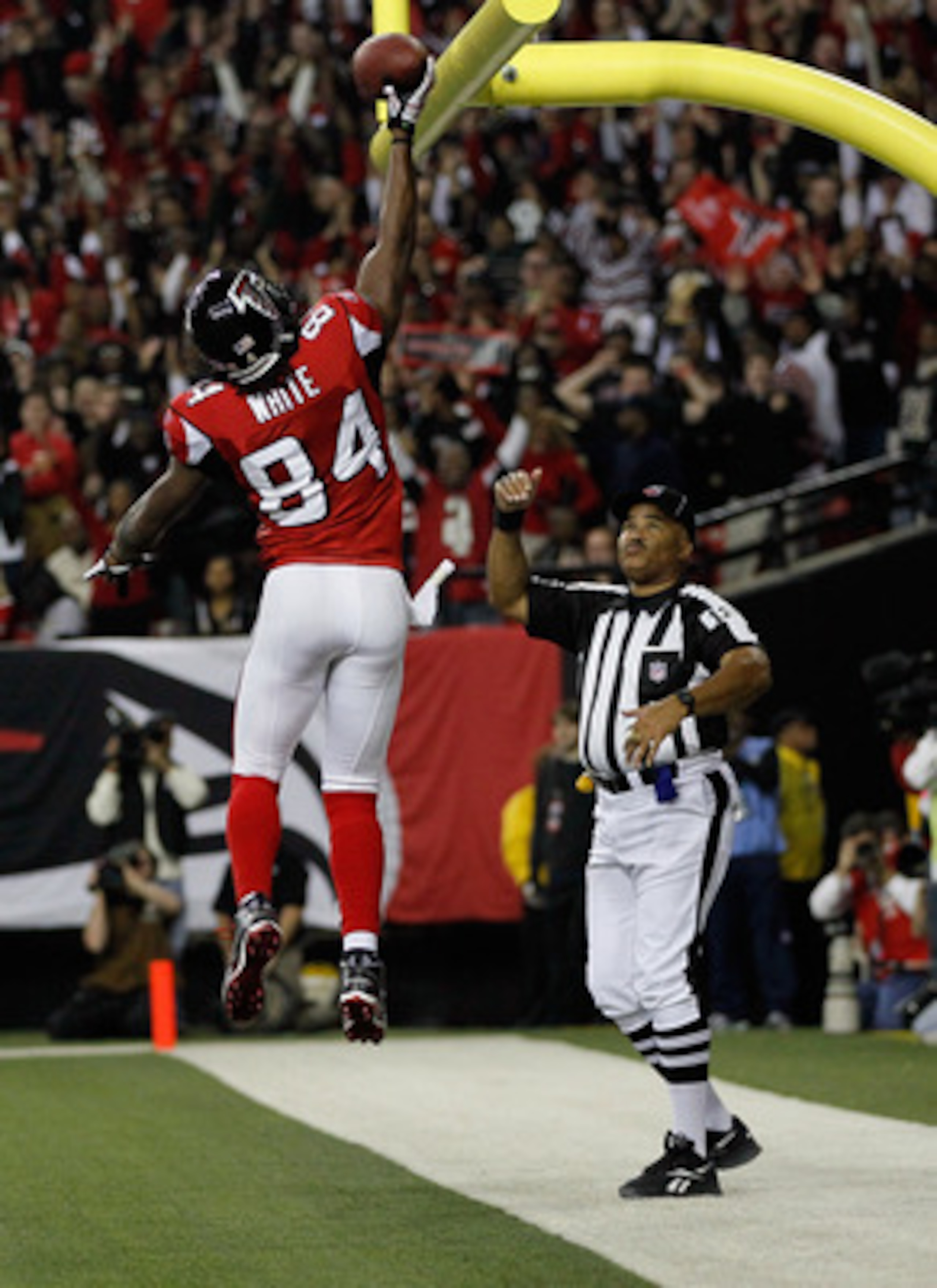 ATLANTA, GA - DECEMBER 27:  Roddy White #84 of the Atlanta Falcons celebrates a first half touchdown during the game against the New Orleans Saints at the Georgia Dome on December 27, 2010 in Atlanta, Georgia.  (Photo by Kevin C. Cox/Getty Images)