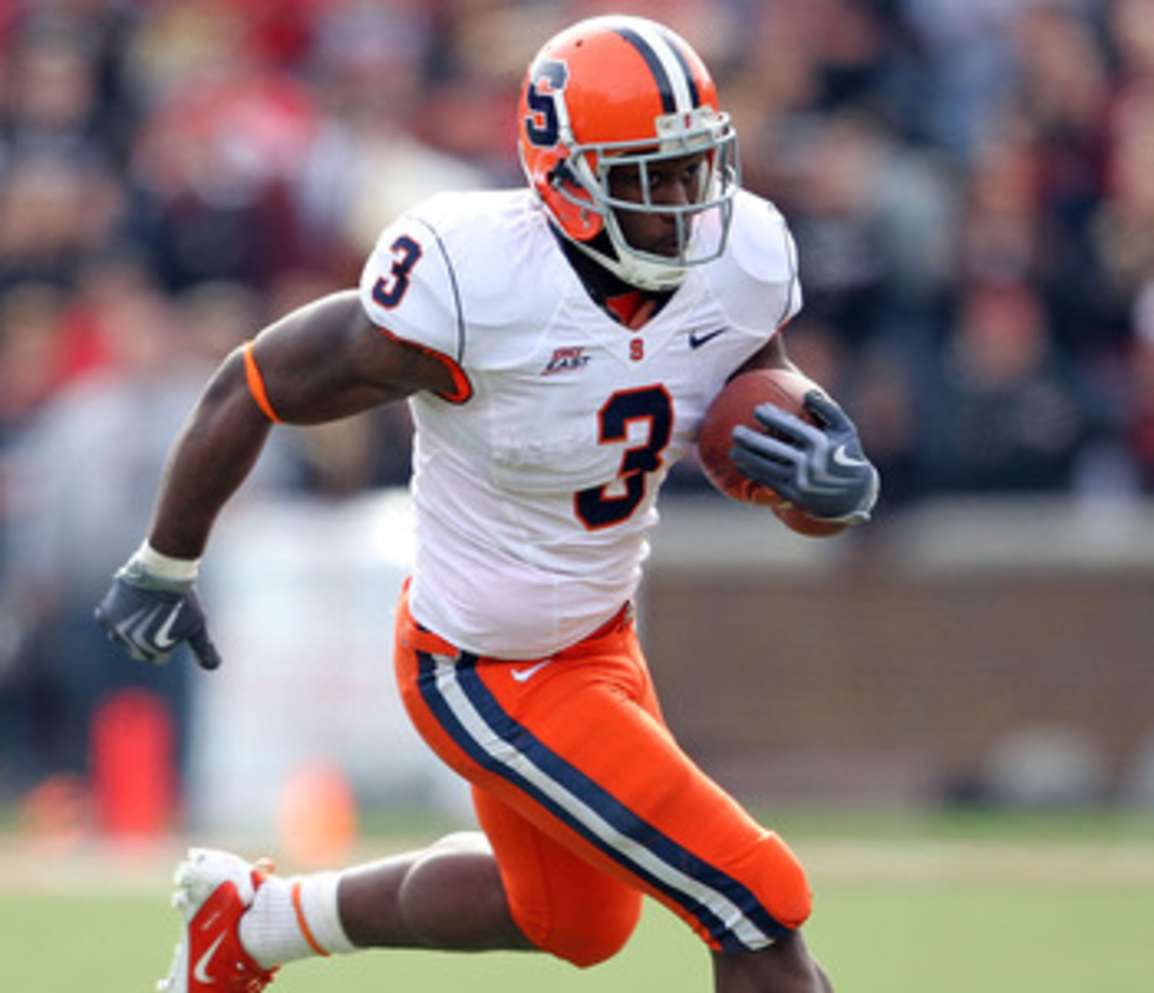 CINCINNATI - OCTOBER 30:  Delone Carter #3 of the Syracuse Orange runs with the ball during the Big East Conference game against the Cincinnati Bearcats at Nippert Stadium on October 30, 2010 in Cincinnati, Ohio.  (Photo by Andy Lyons/Getty Images)