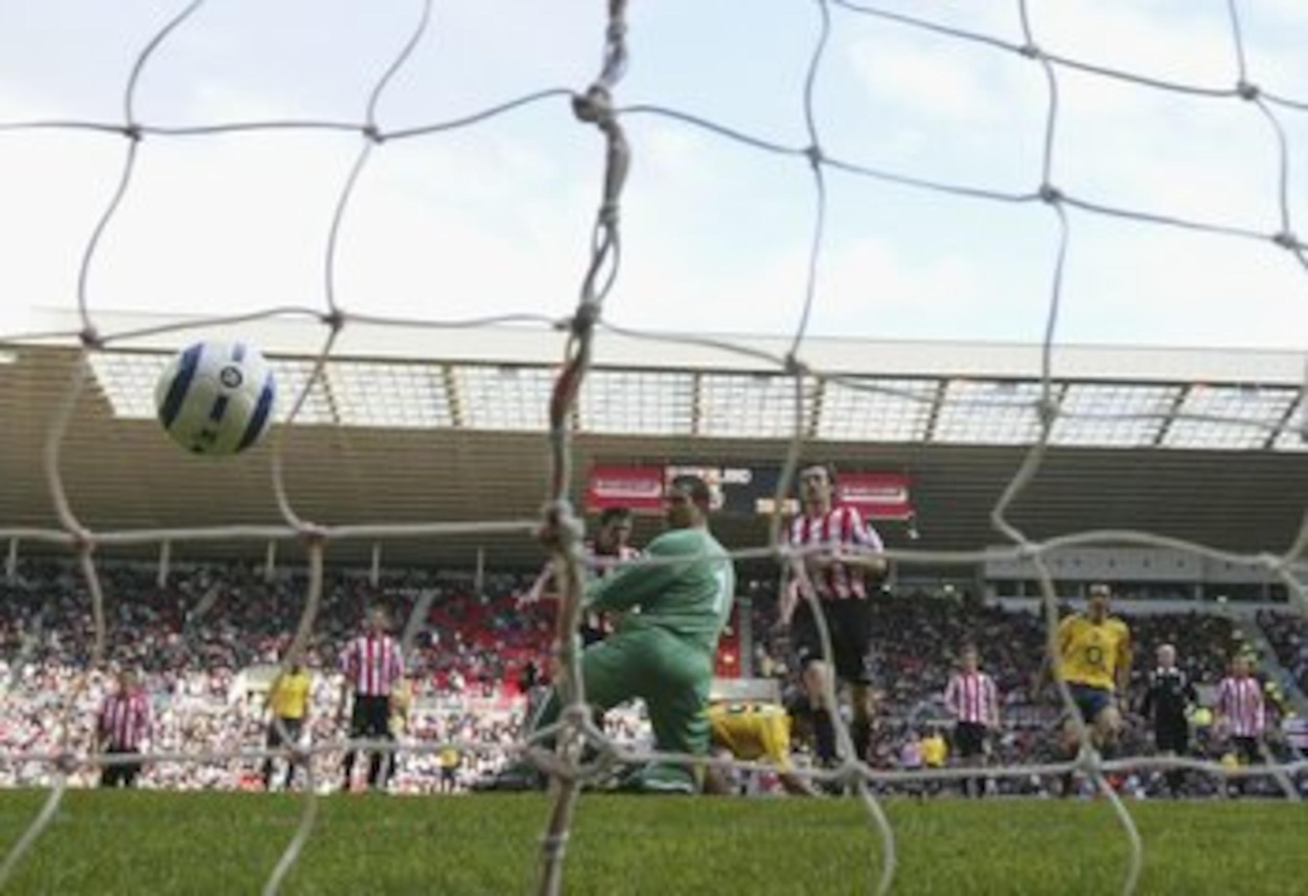 SUNDERLAND, UNITED KINGDOM - MAY 01:  Cesc Fabregas of Arsenal beats Kelvin Davies of Sunderland to score the second goal during the Barclays Premiership match between Sunderland and Arsenal at the Stadium of Light on May 1, 2006 in Sunderland, England.